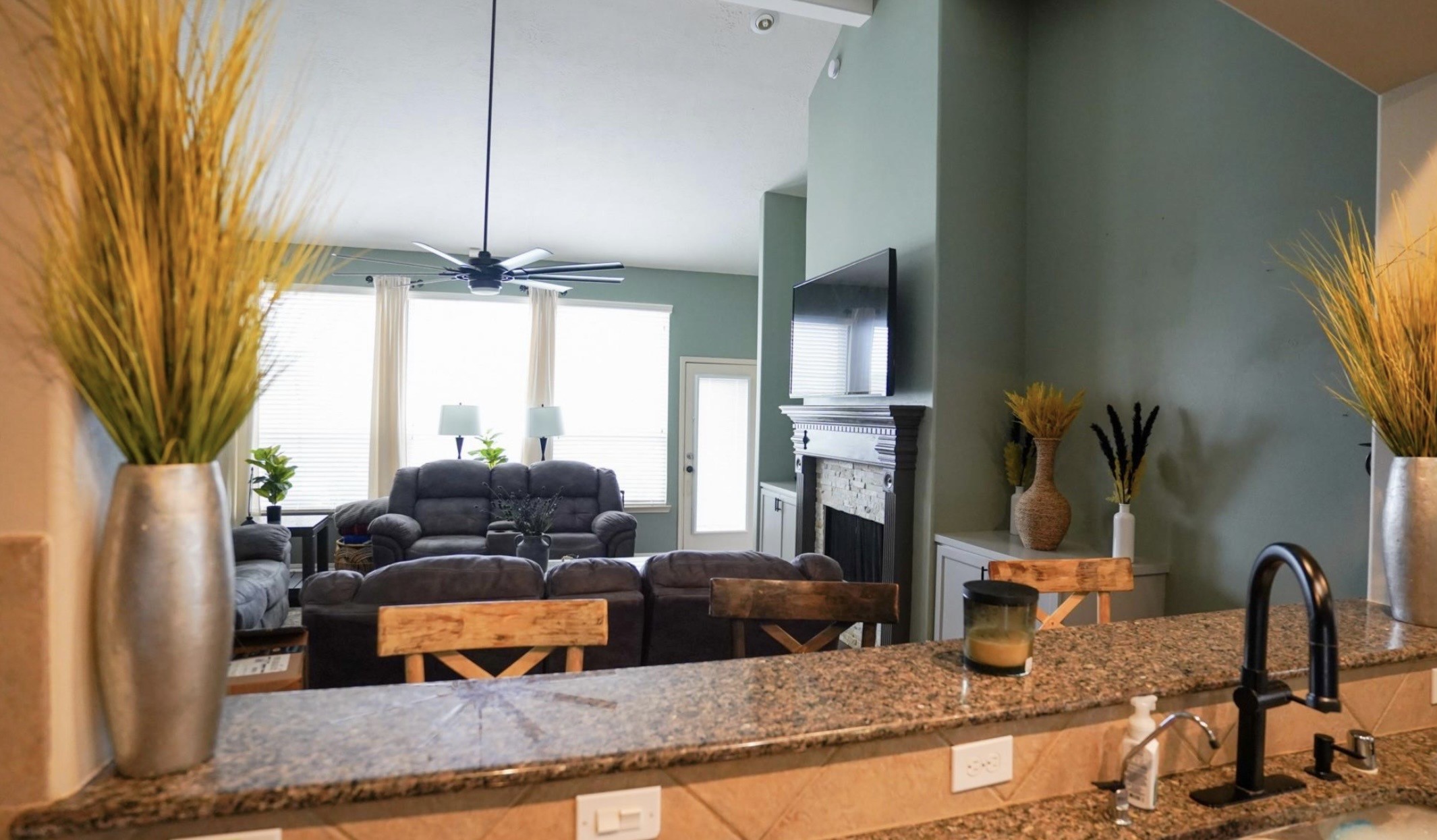 2109 Mooncrest Drive Property Photo 4