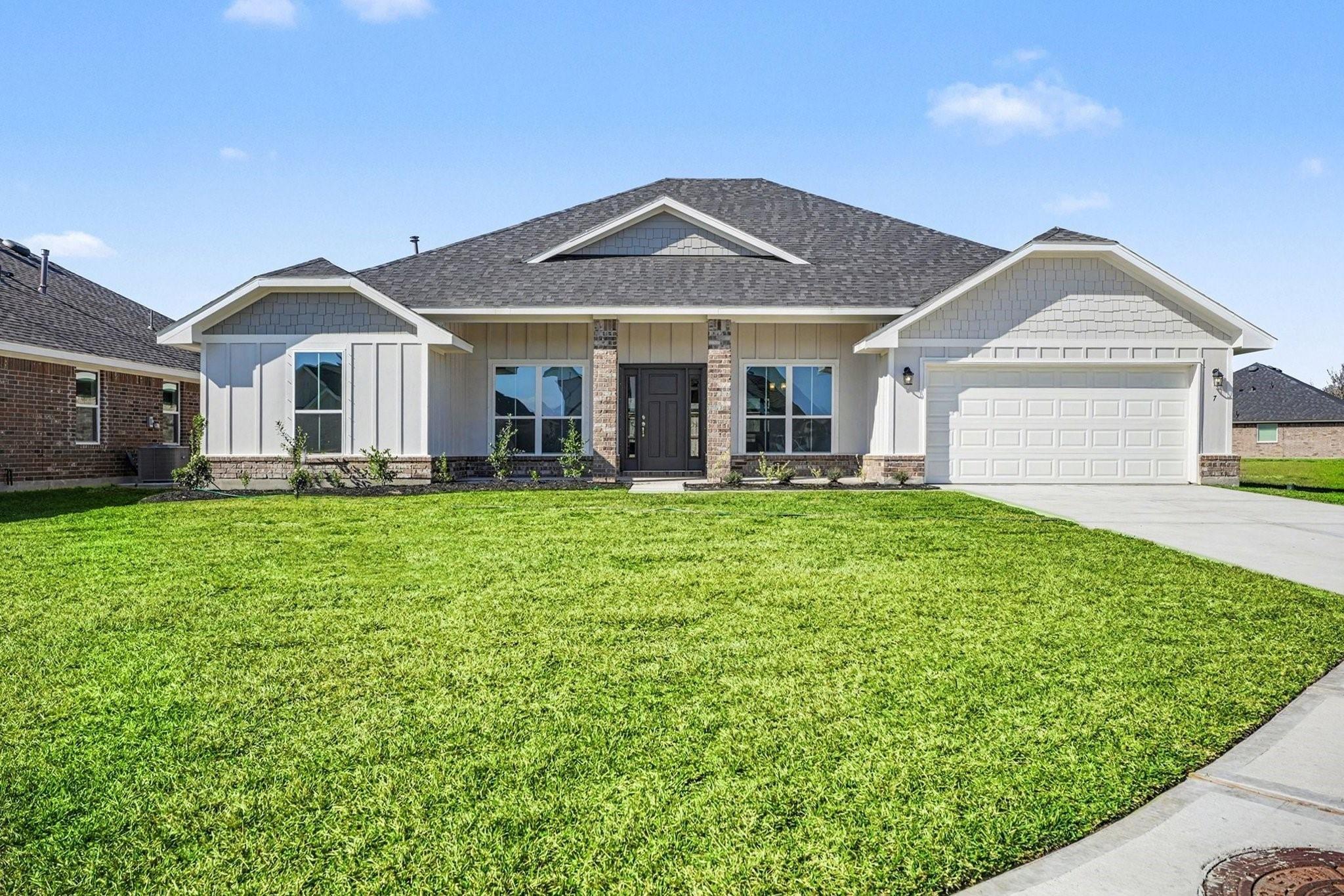 10 Keystone Court, Angleton TX 77515 Property Photo 1