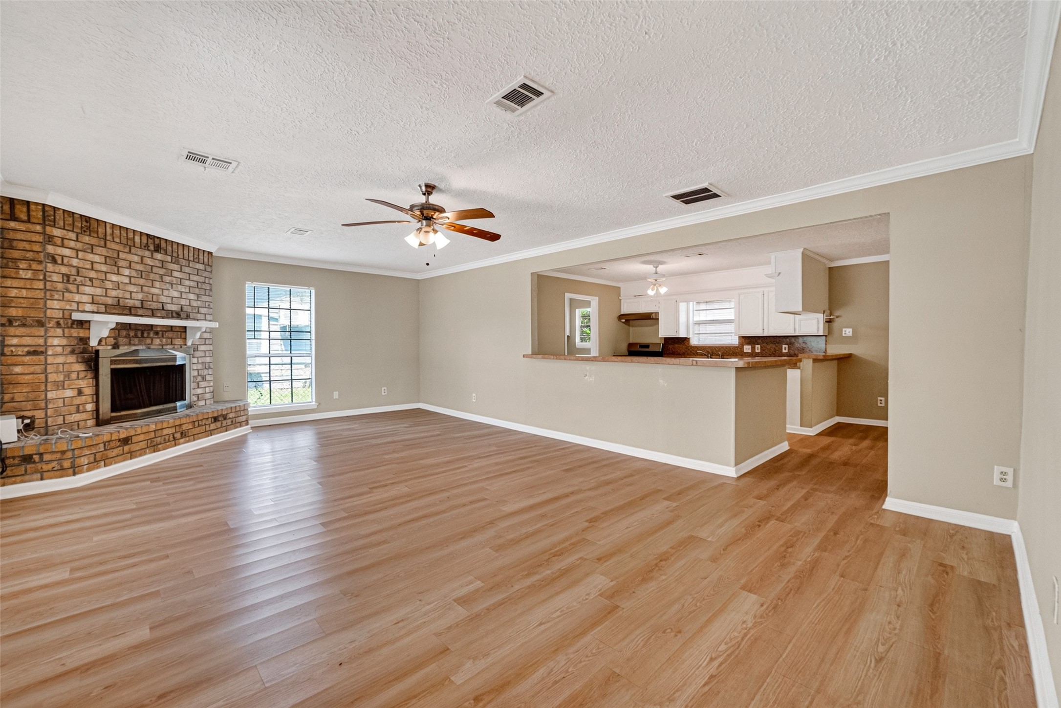 1504 Lawrence Avenue Property Photo 4