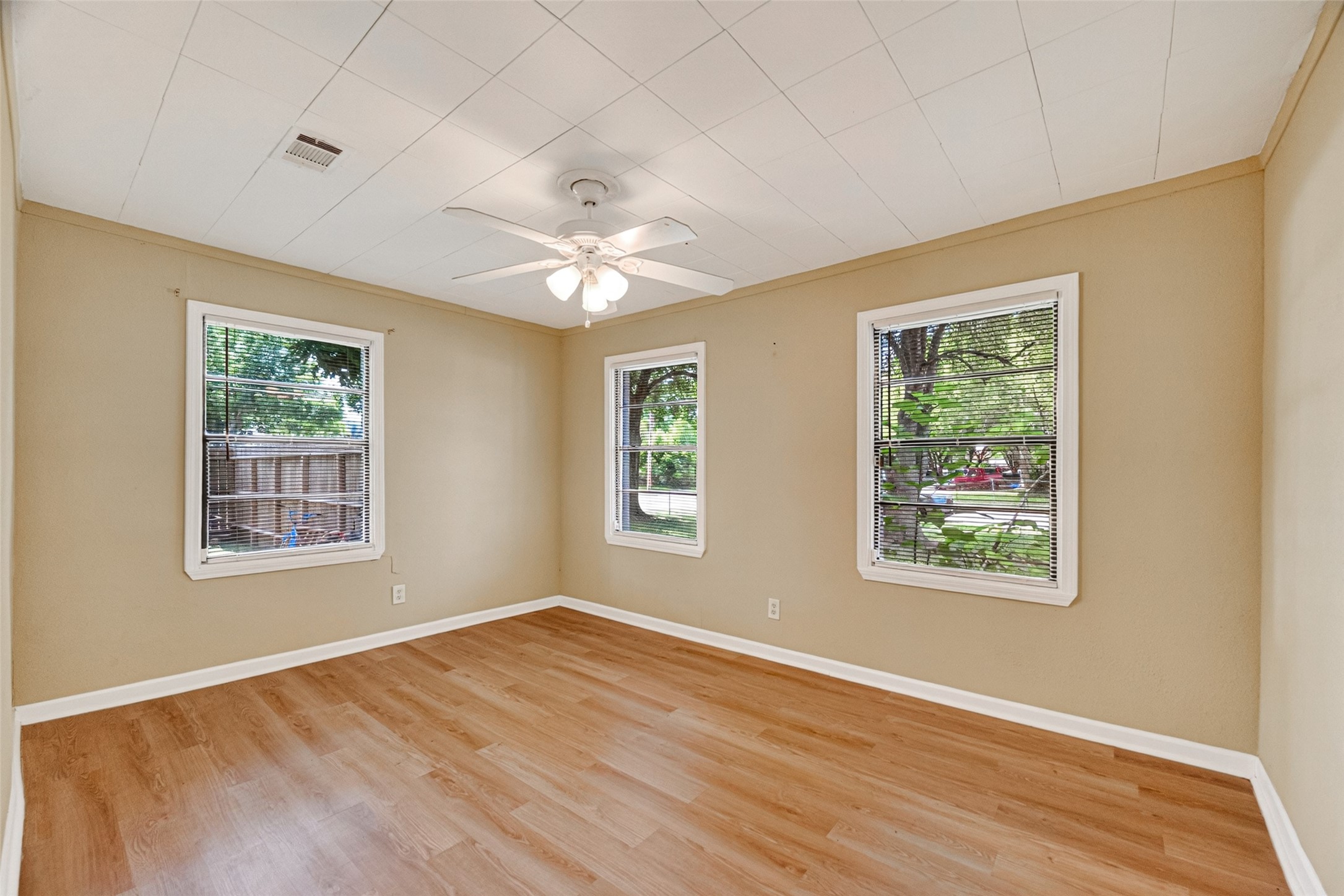 1504 Lawrence Avenue Property Photo 6
