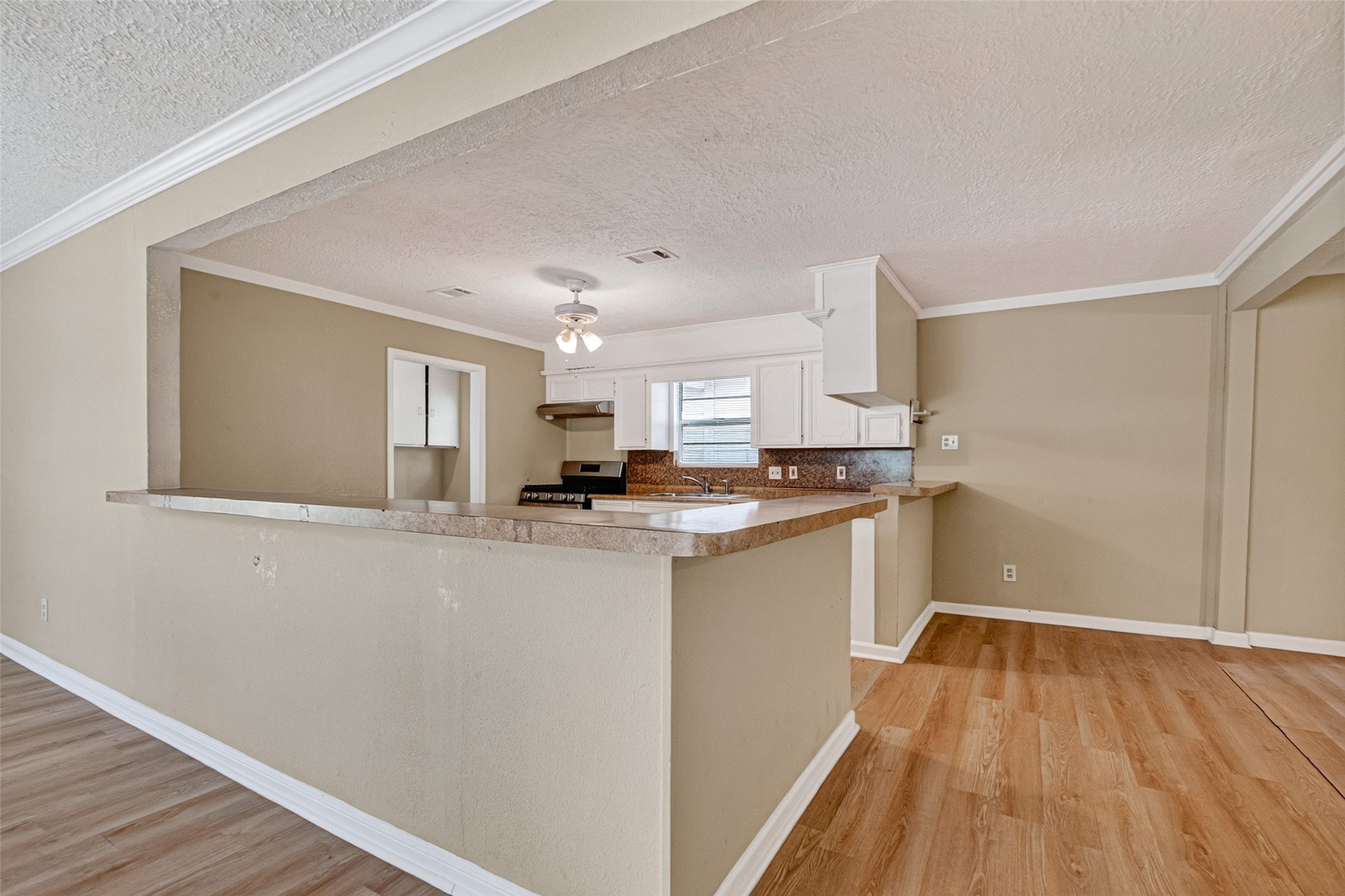 1504 Lawrence Avenue Property Photo 7