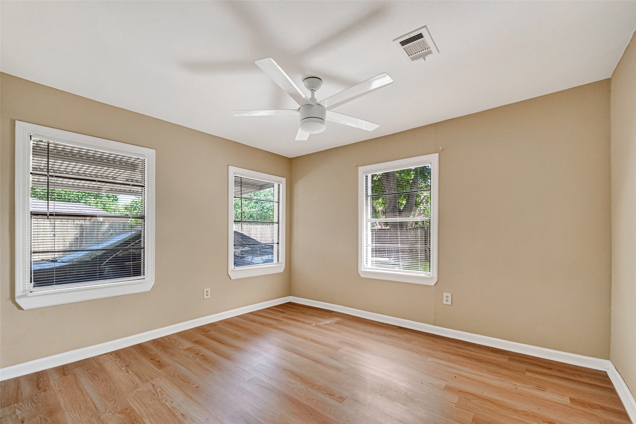 1504 Lawrence Avenue Property Photo 12