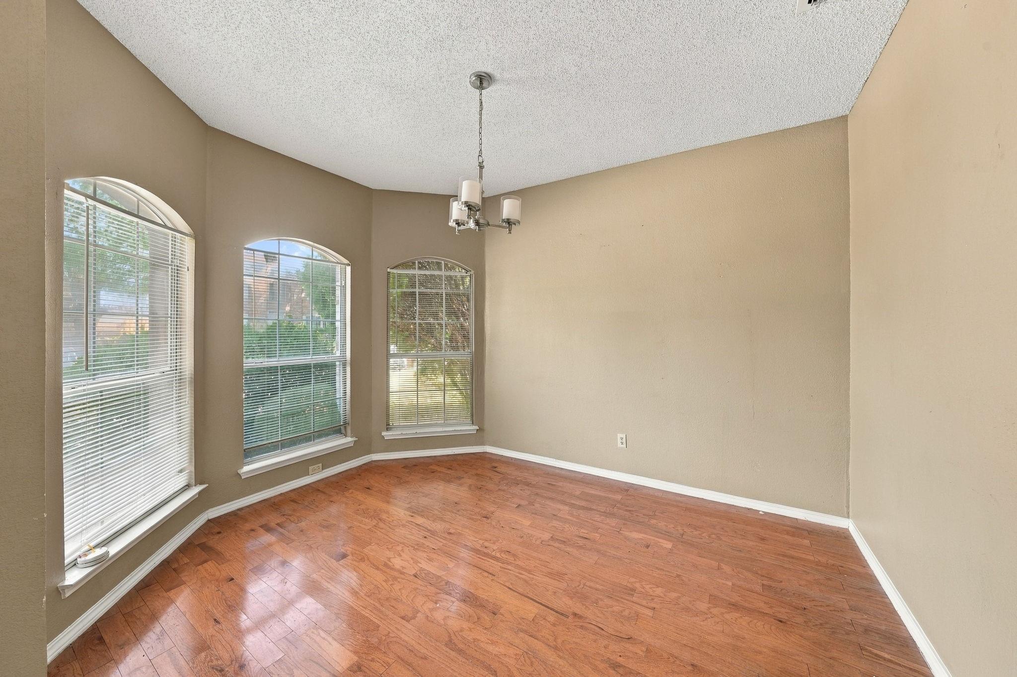 828 Twin Creek Drive Property Photo 4