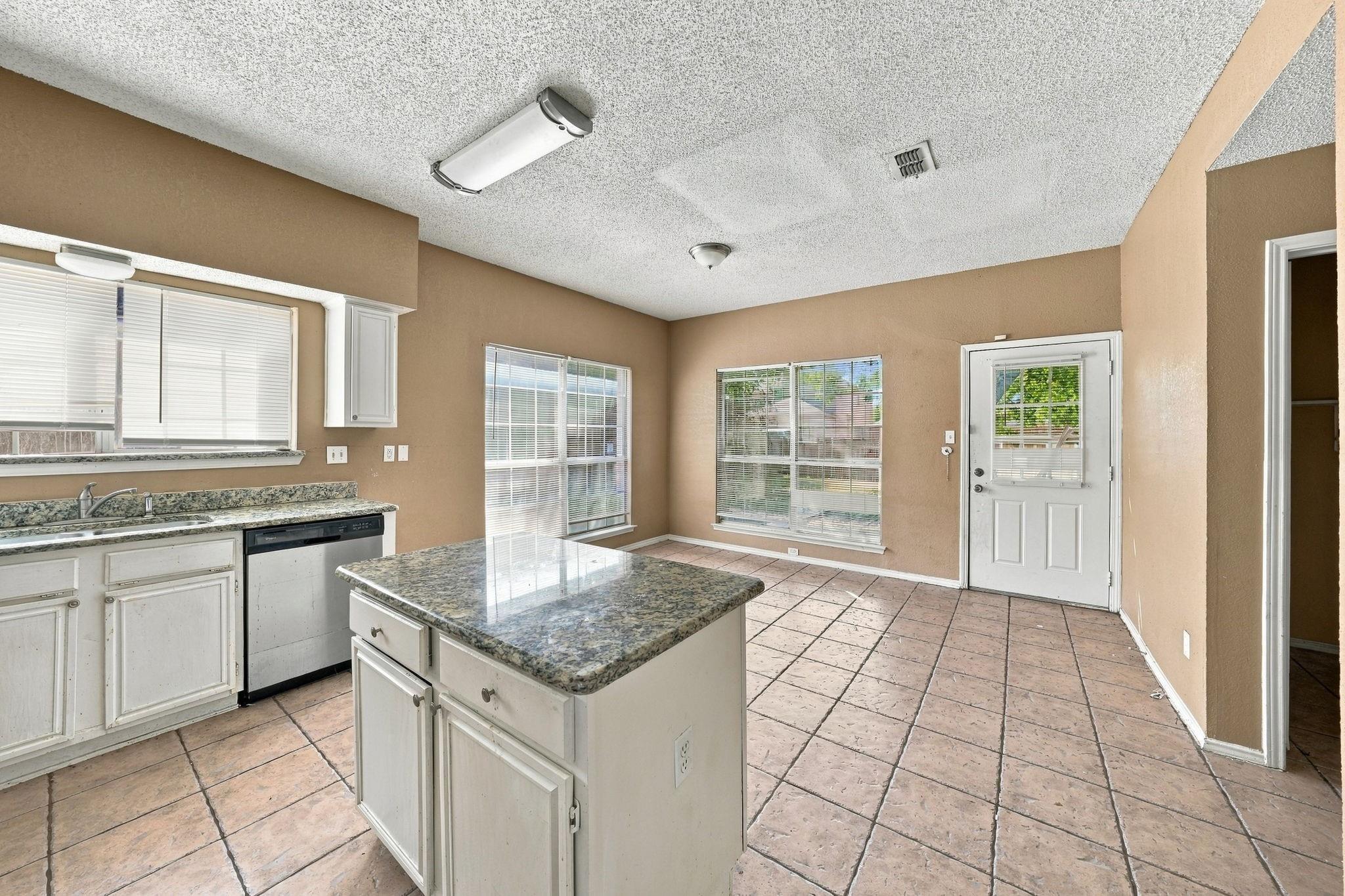 828 Twin Creek Drive Property Photo 11