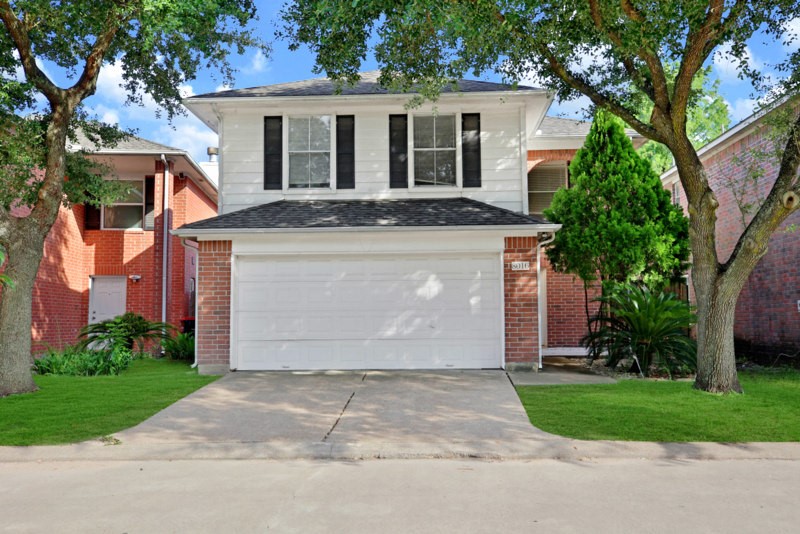 8016 Golf Green Circle Property Photo 1