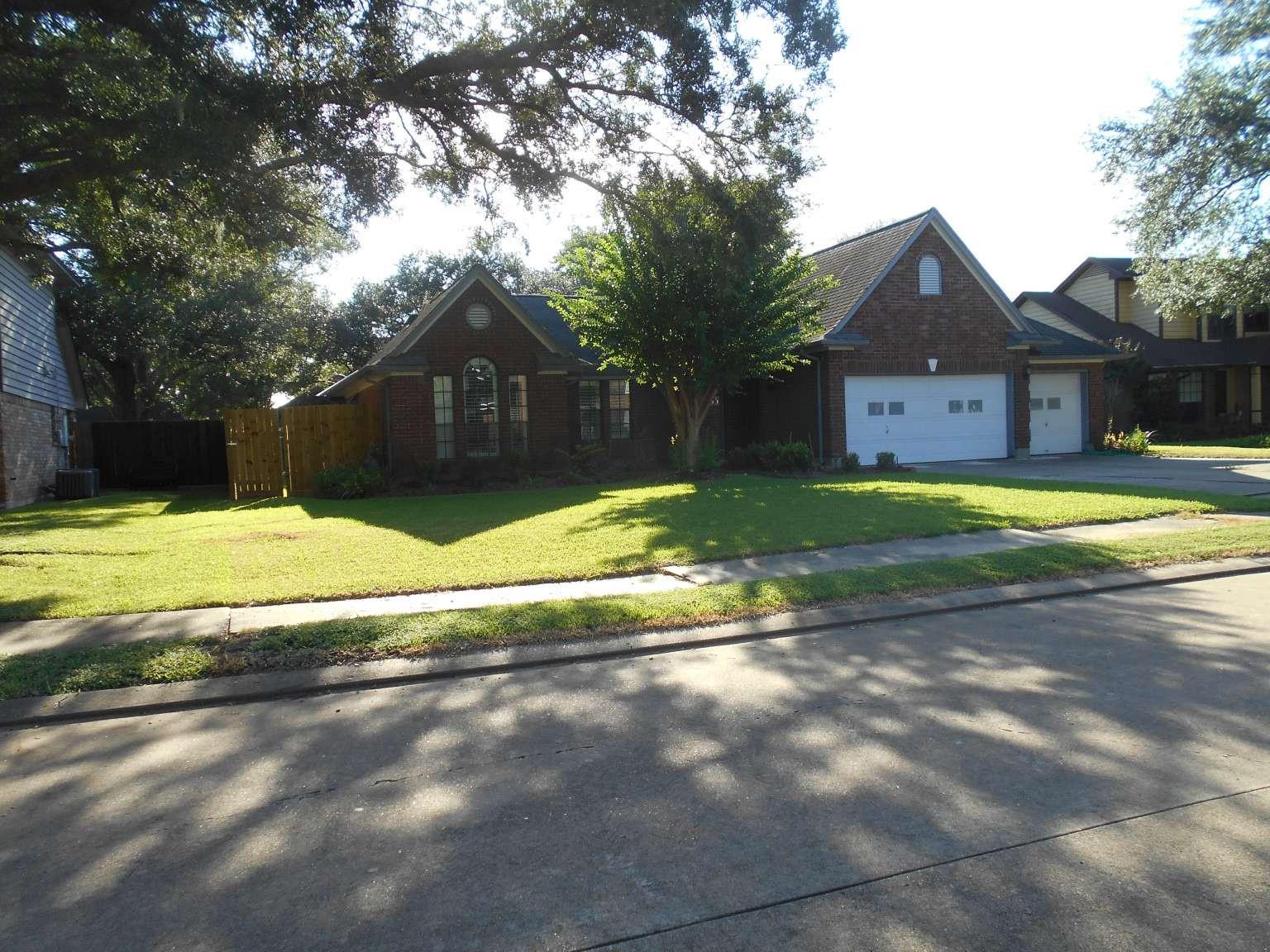 53 S Calla Lily Court, Lake Jackson Tx 77566 Property Photo 2