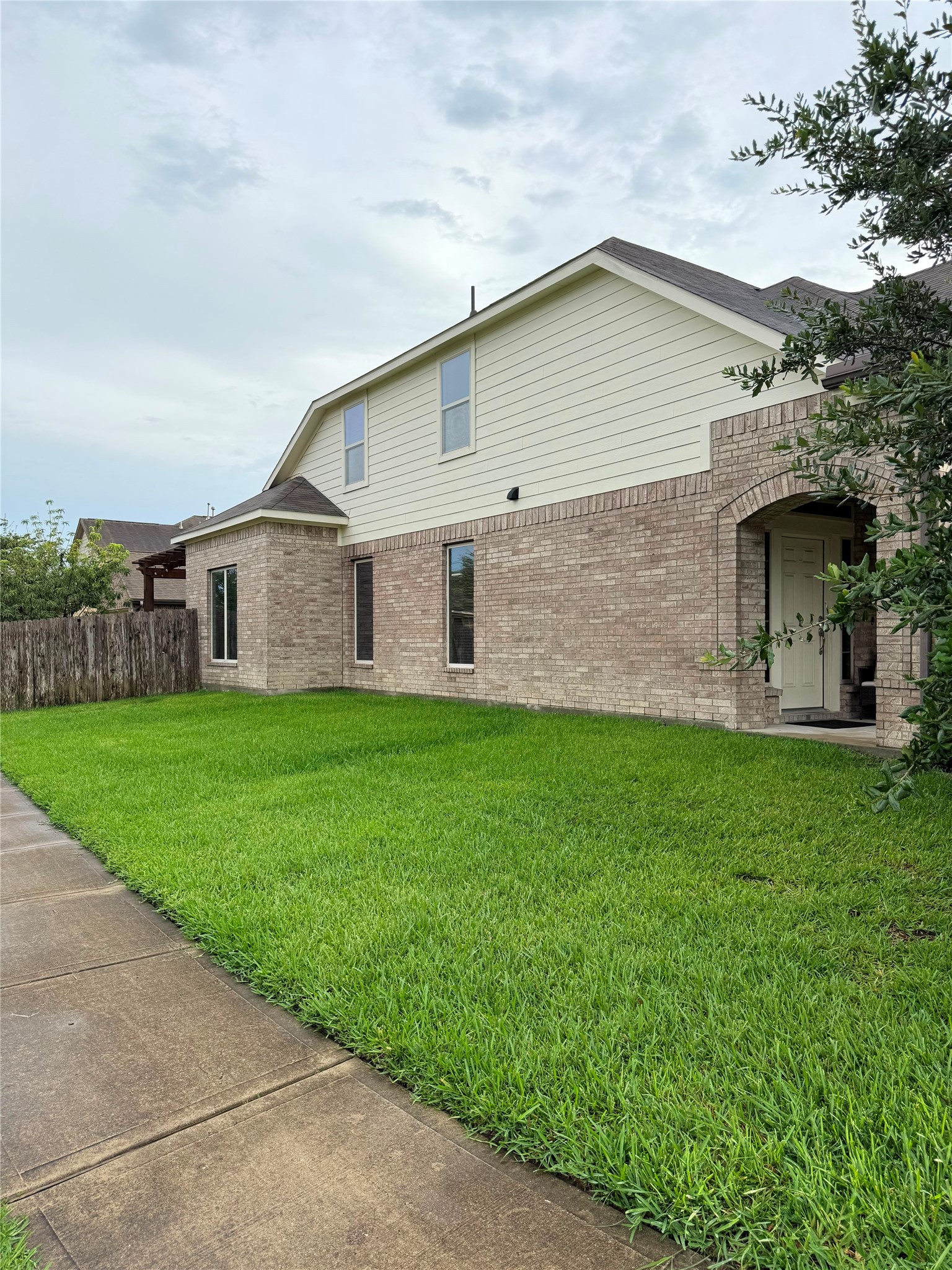 20703 Winghaven Drive Property Photo 4