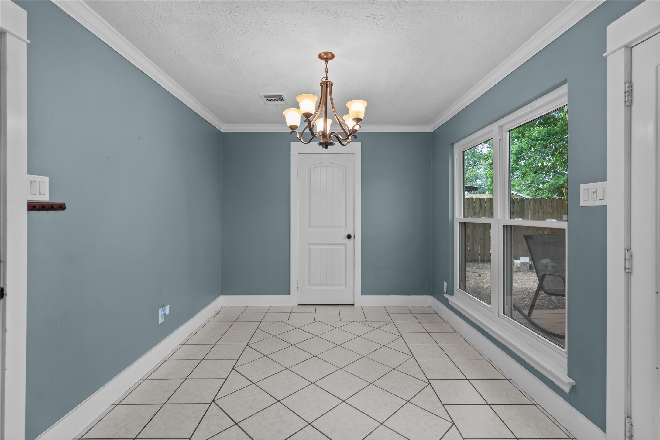 4303 Fernside Drive Property Photo 9