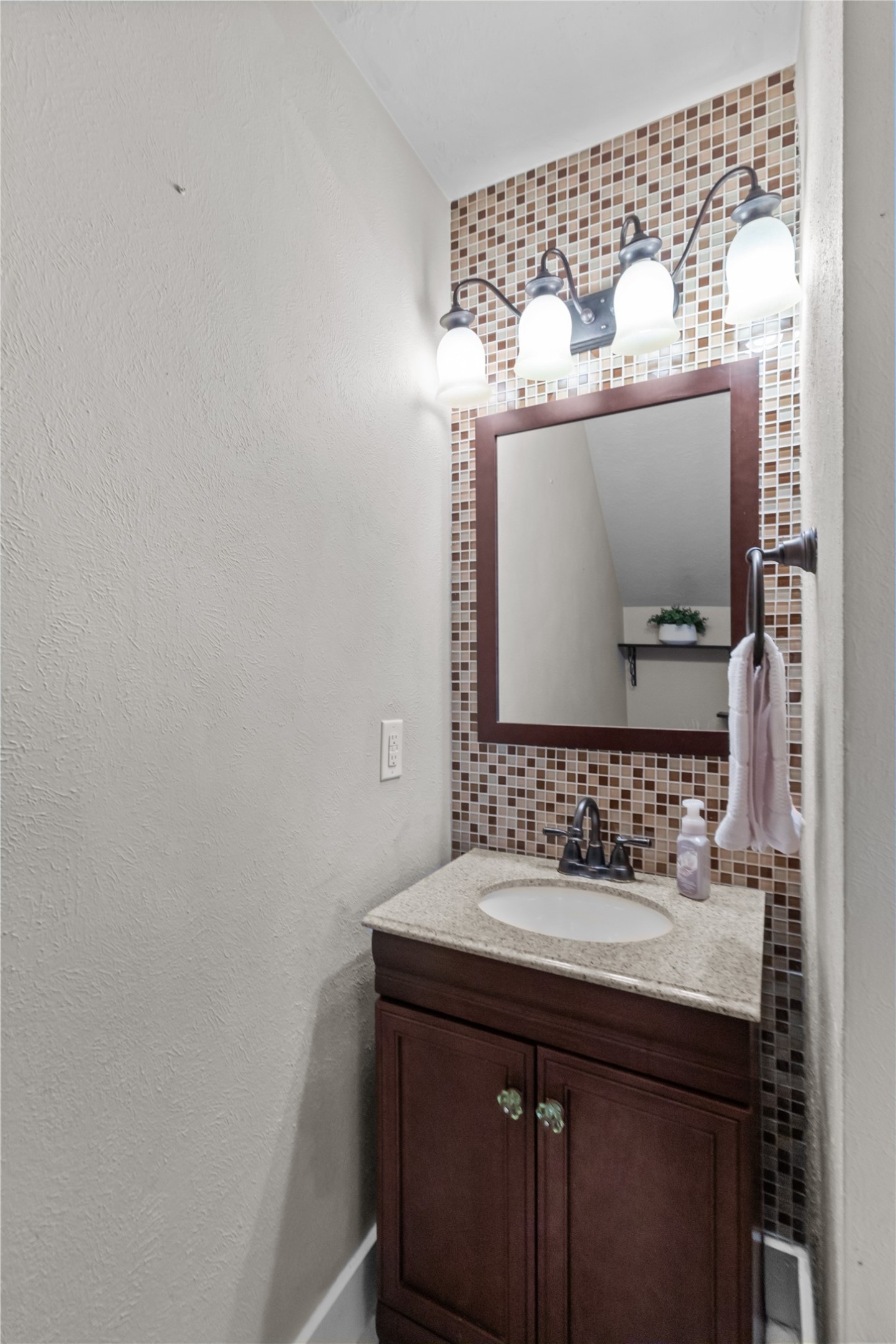 4303 Fernside Drive Property Photo 12