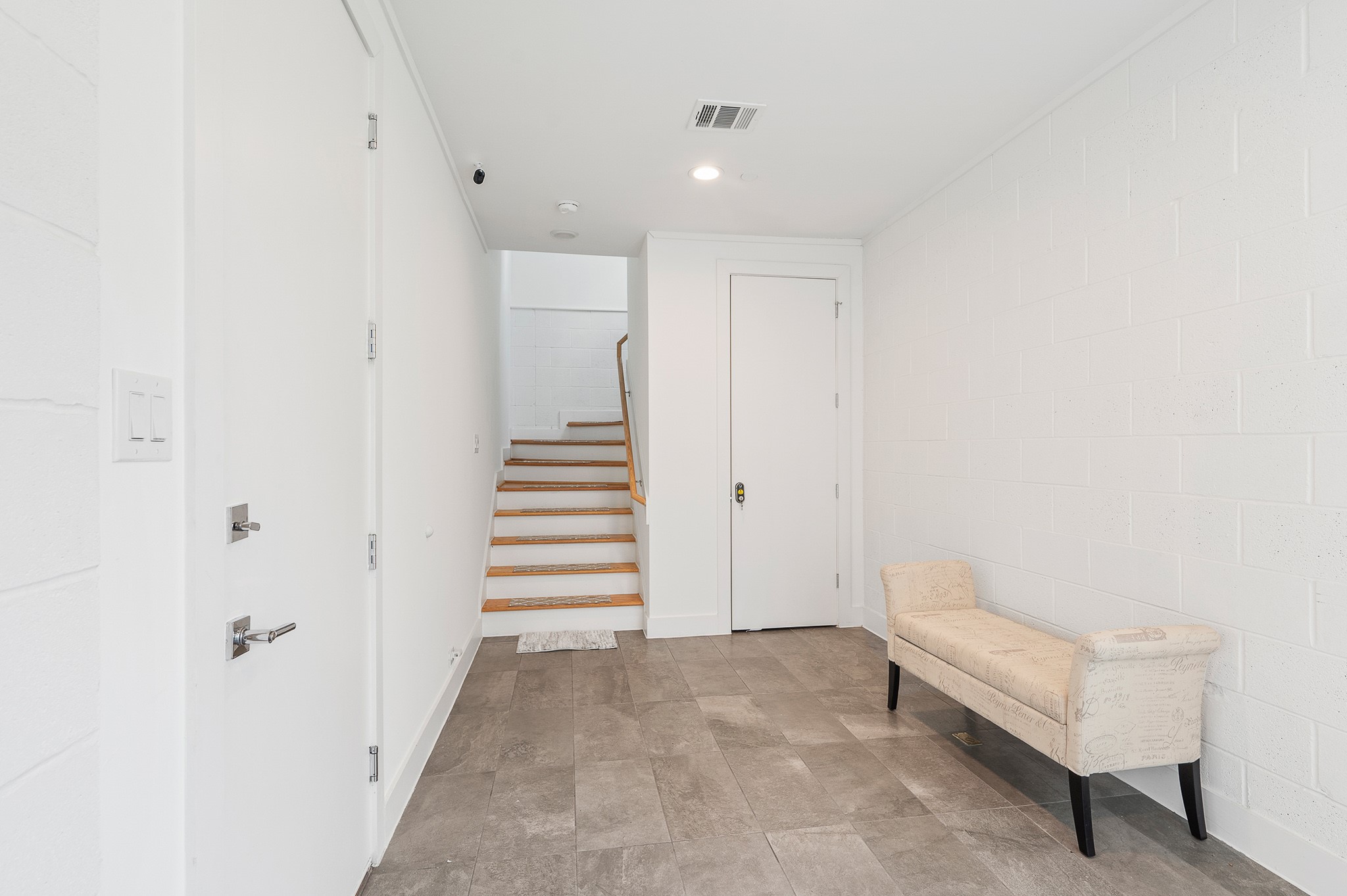 2239 N Macgregor Way Property Photo 3