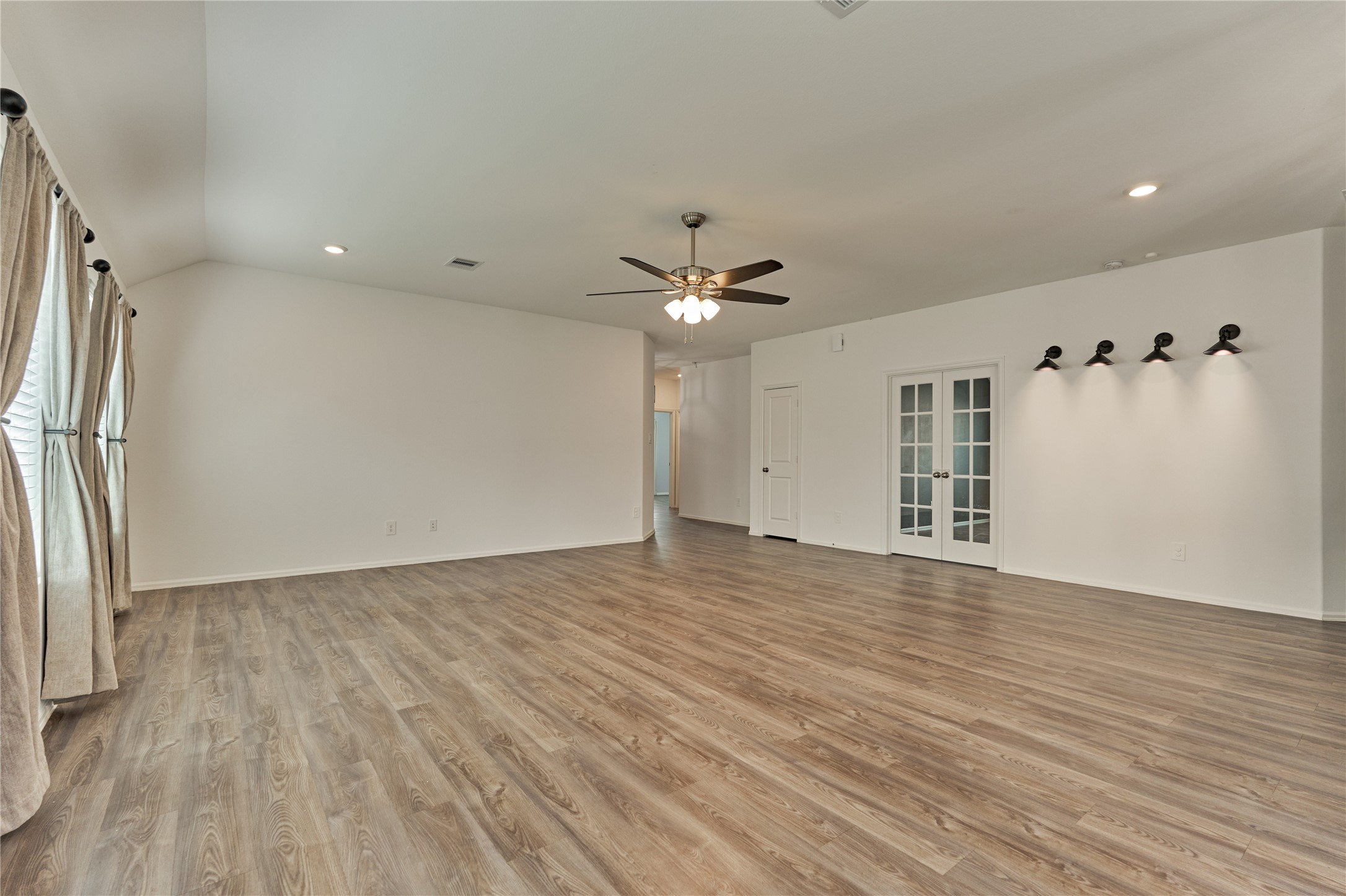 211 Garnett Street Property Photo 10