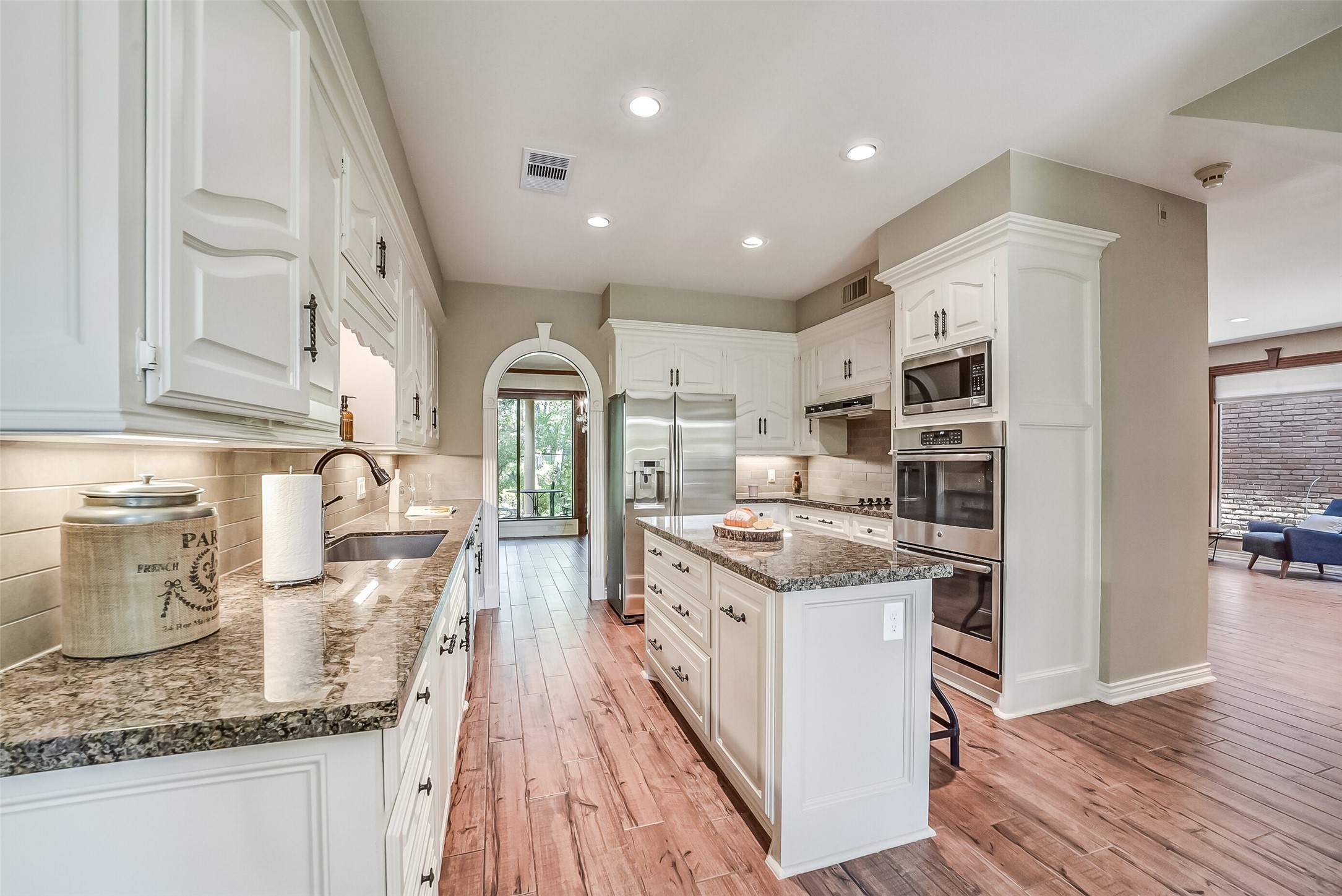 9566 Briar Forest Property Photo 2