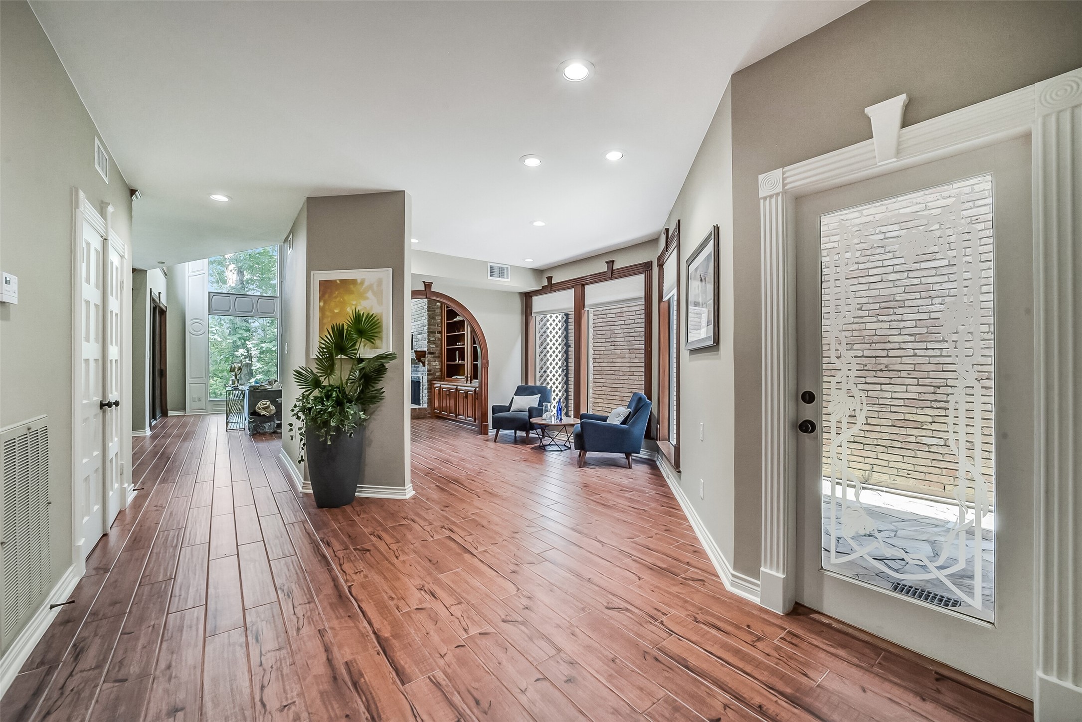 9566 Briar Forest Property Photo 4