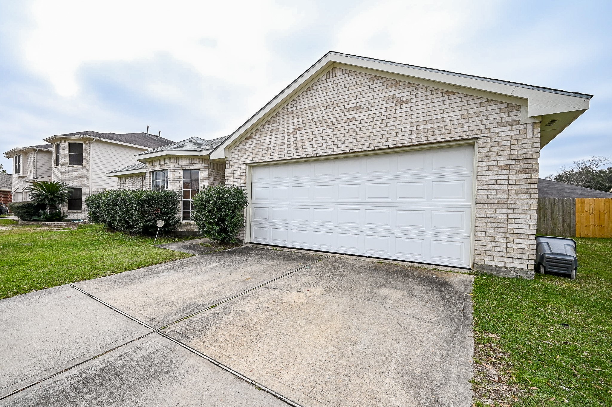 2119 Laurel Arbor Drive Property Photo 3