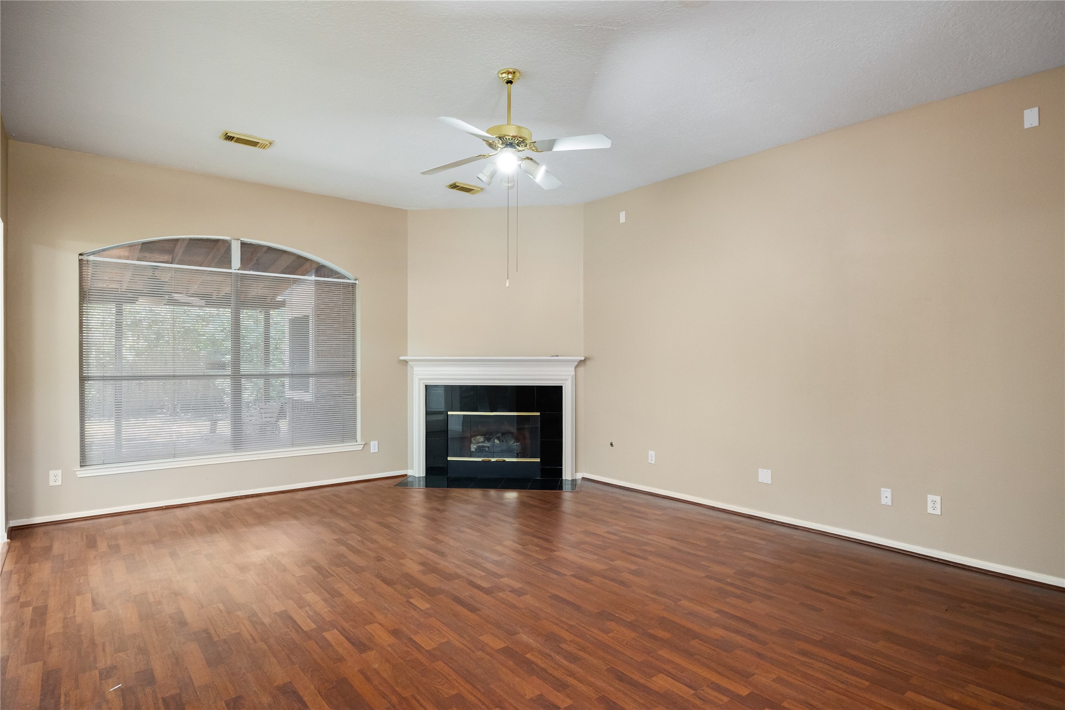16926 Cobbler Crossing Drive Property Photo 7