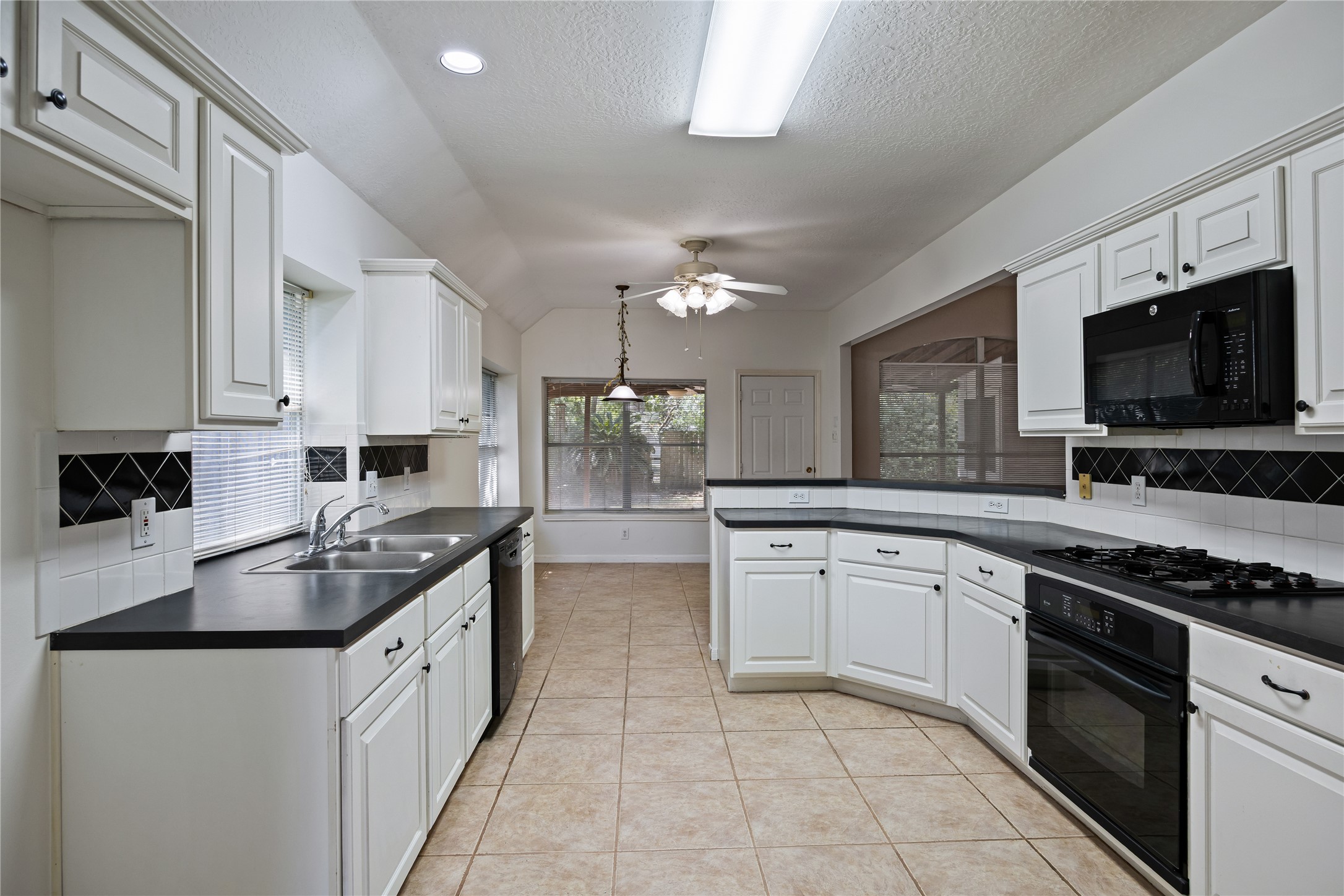 16926 Cobbler Crossing Drive Property Photo 12