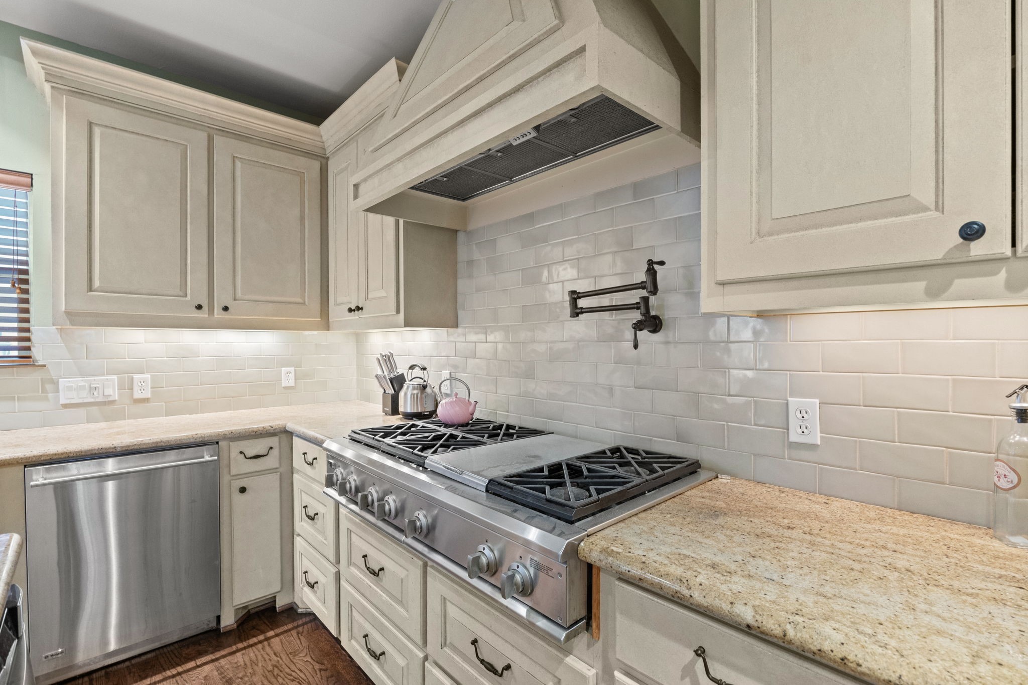 1106 W 18th Street A Property Photo 6