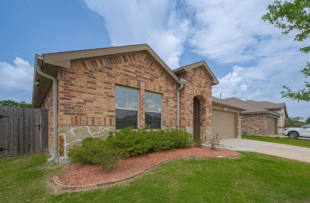 3923 Hawaiian Court Property Photo 3