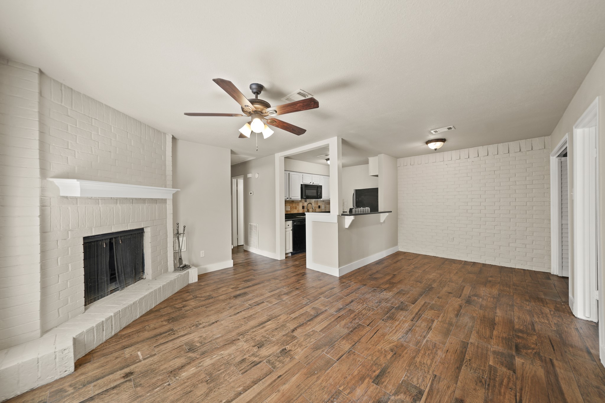 2118 N Austin Avenue Property Photo 3