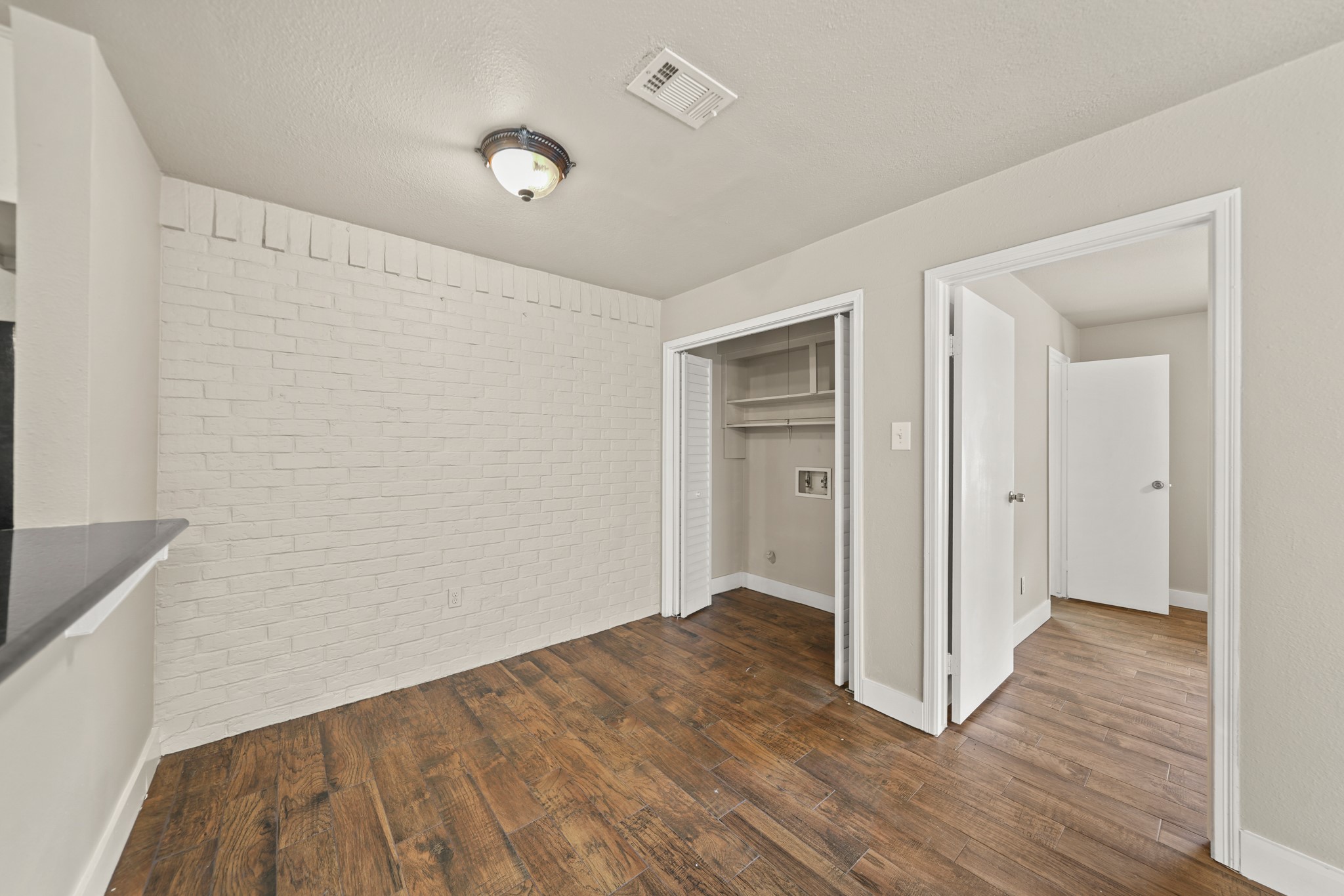 2118 N Austin Avenue Property Photo 5