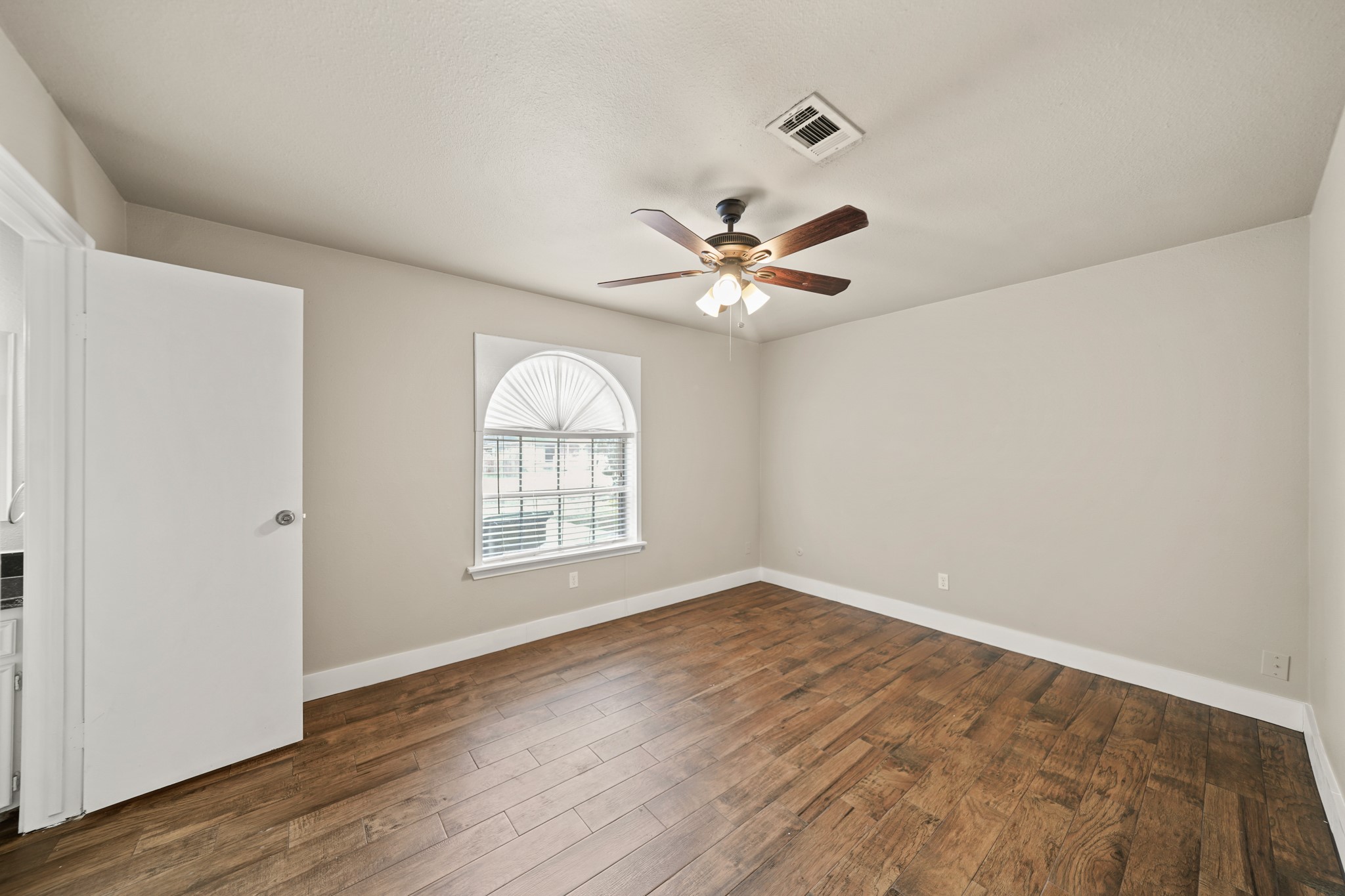 2118 N Austin Avenue Property Photo 6