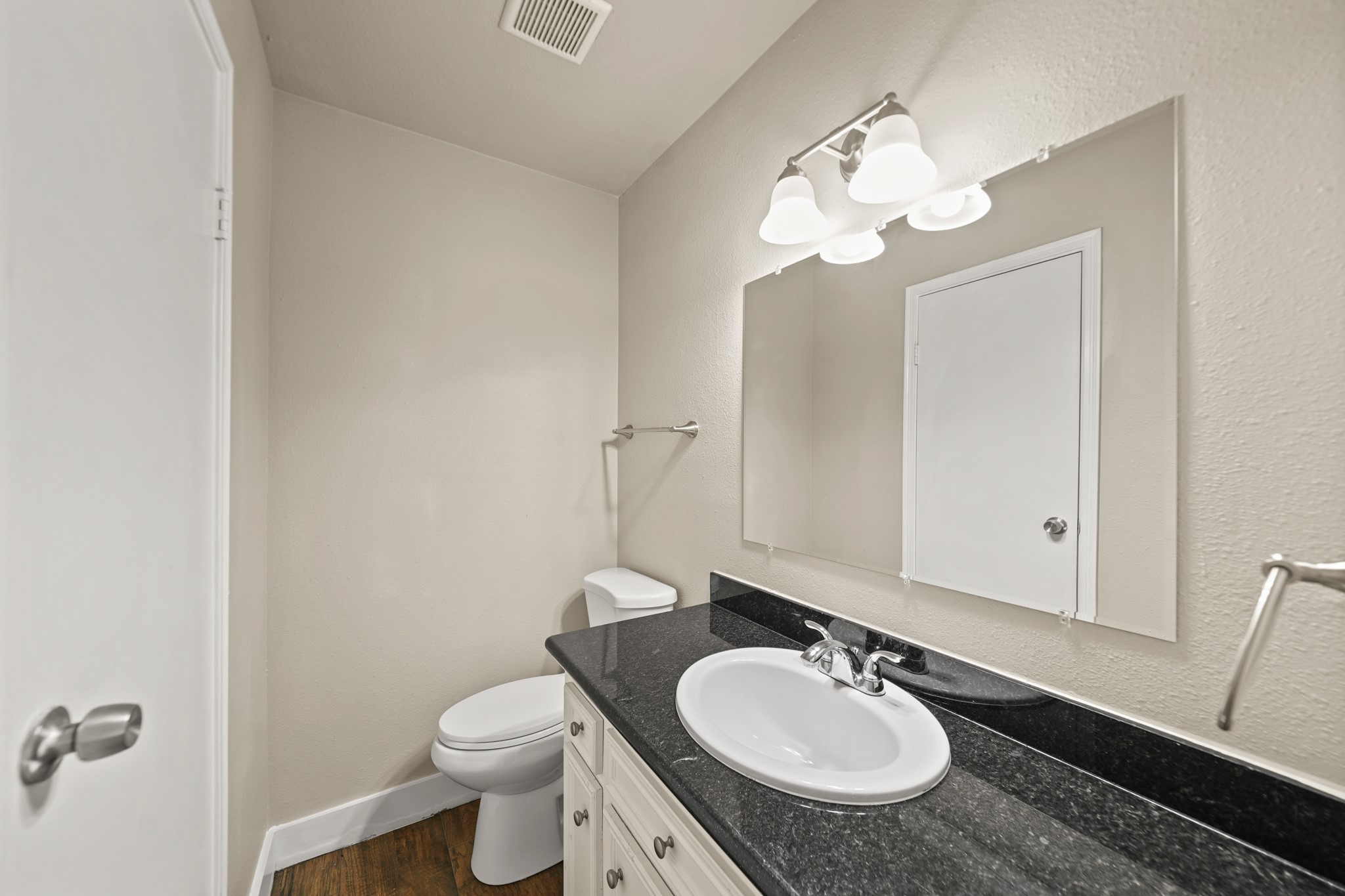2118 N Austin Avenue Property Photo 7