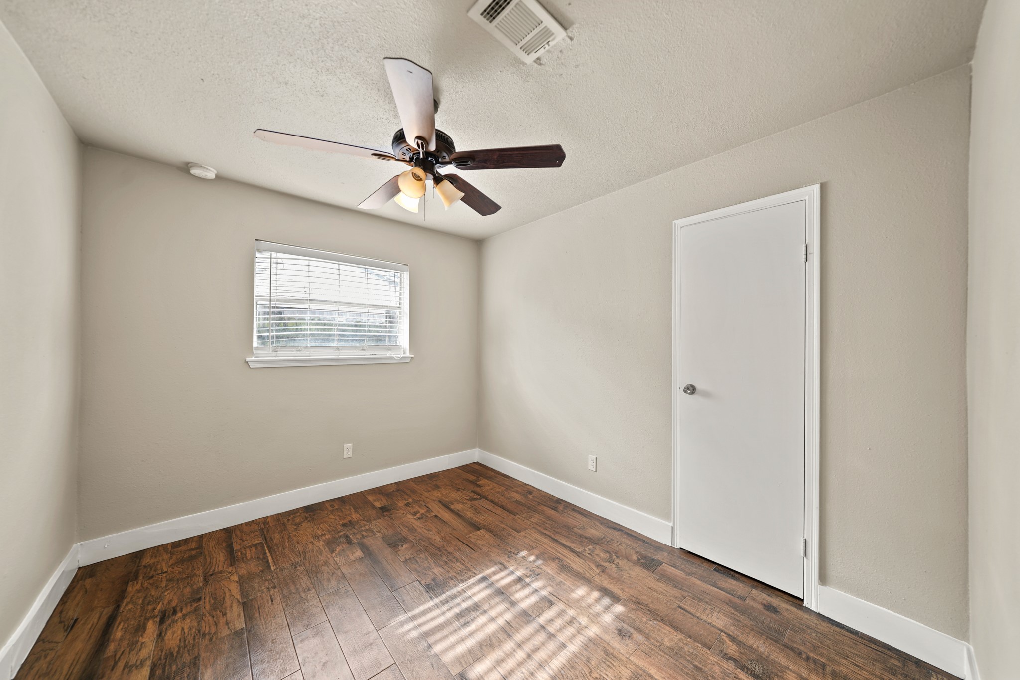 2118 N Austin Avenue Property Photo 8