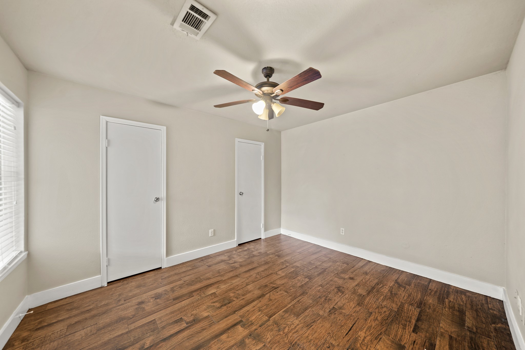 2118 N Austin Avenue Property Photo 9