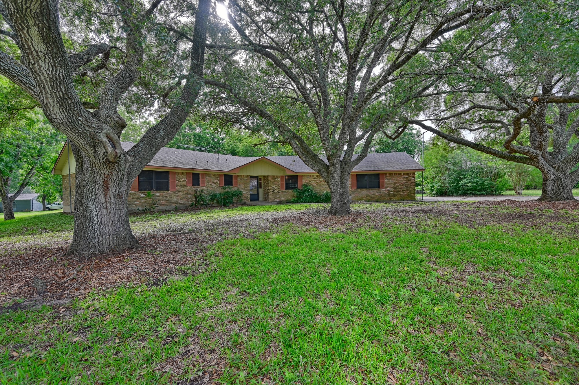 915 Farmers Road Property Photo 1
