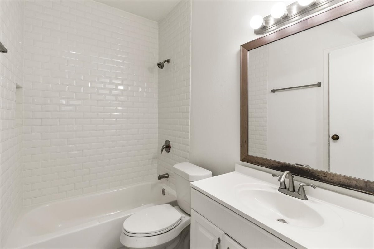 2025 Augusta Drive 203 Property Photo 17