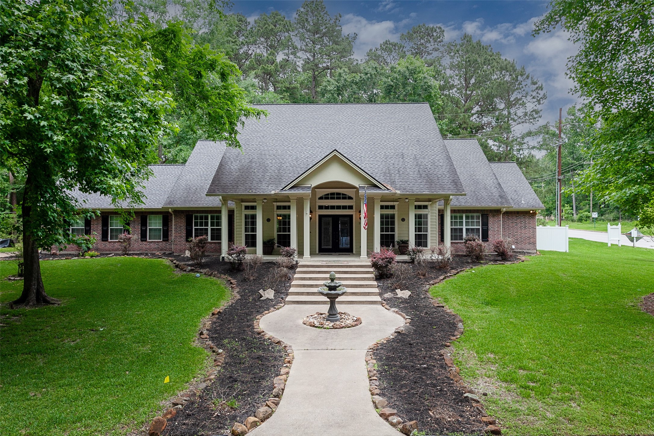 289 Broadmoor Drive Property Photo 1