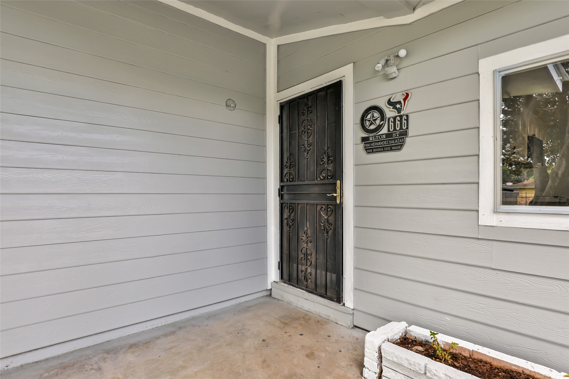 666 Elton Street Property Photo 8