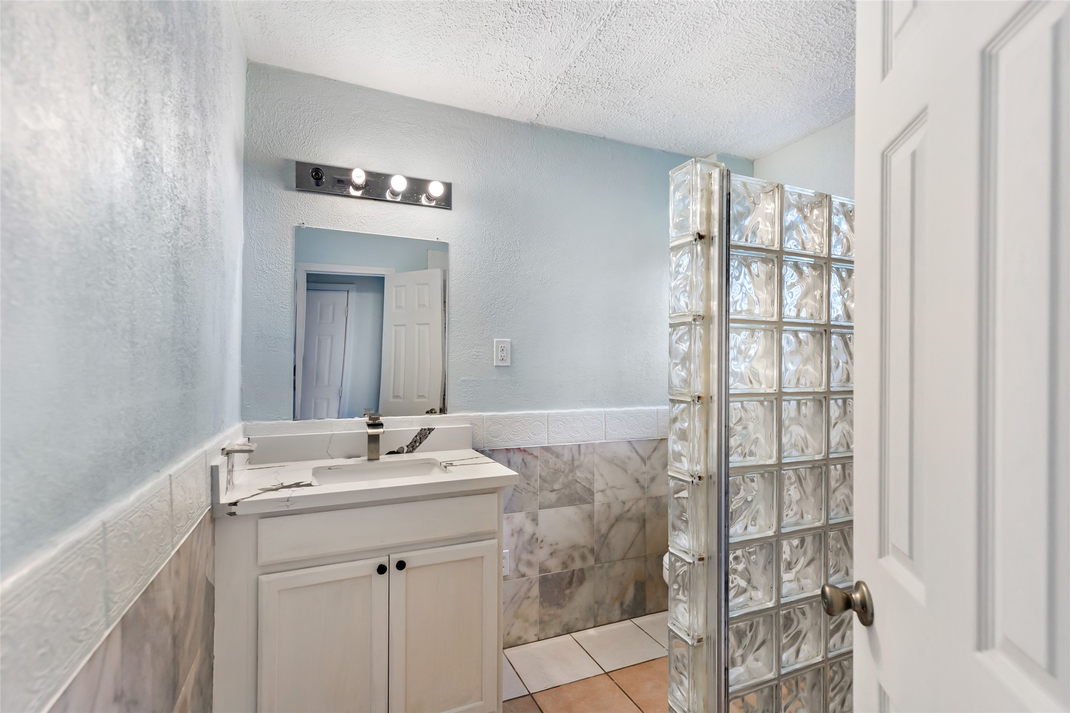 666 Elton Street Property Photo 23