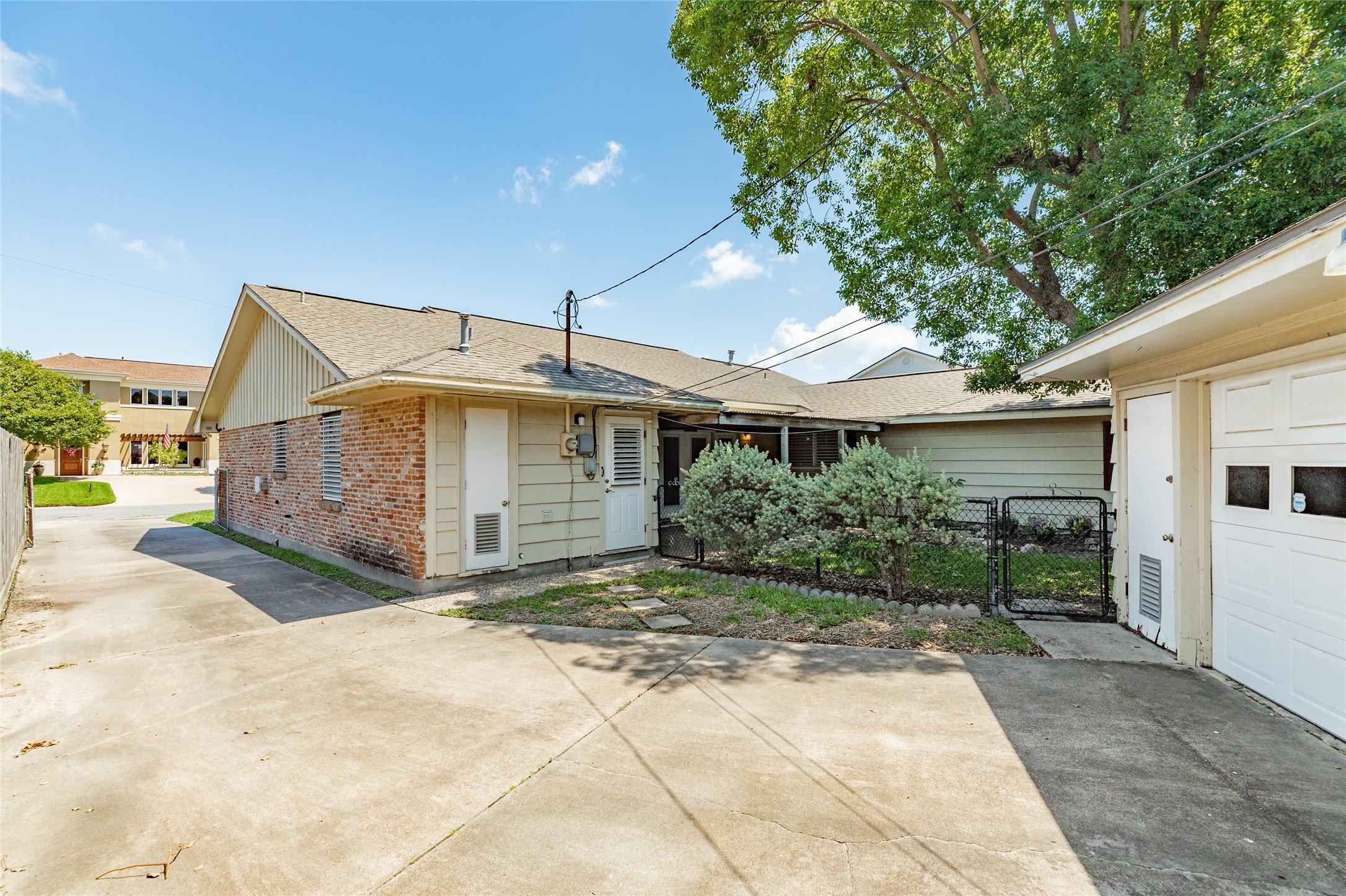 7721 Beluche Drive Property Photo 3