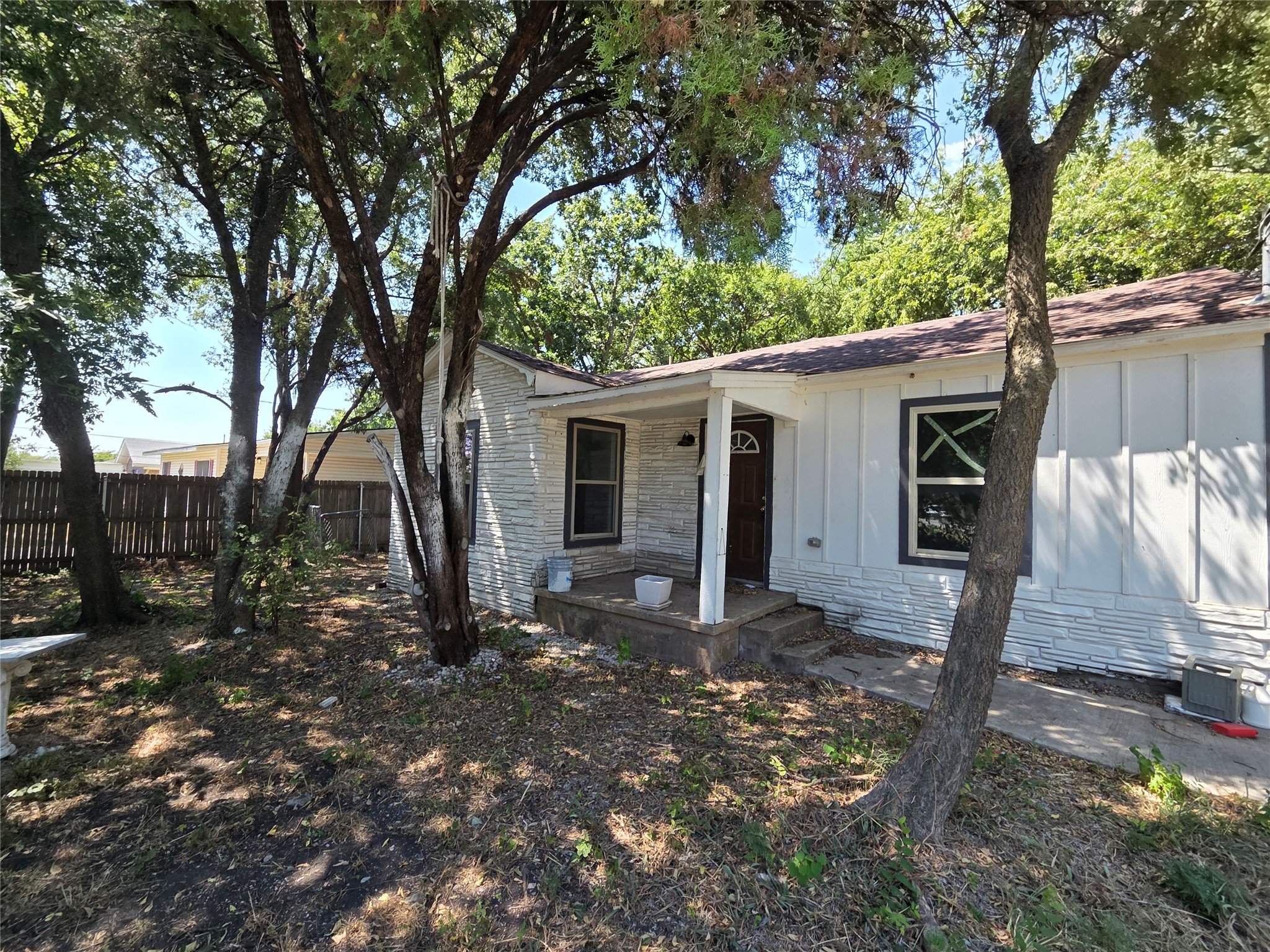 718 N Denny Street Property Photo 1