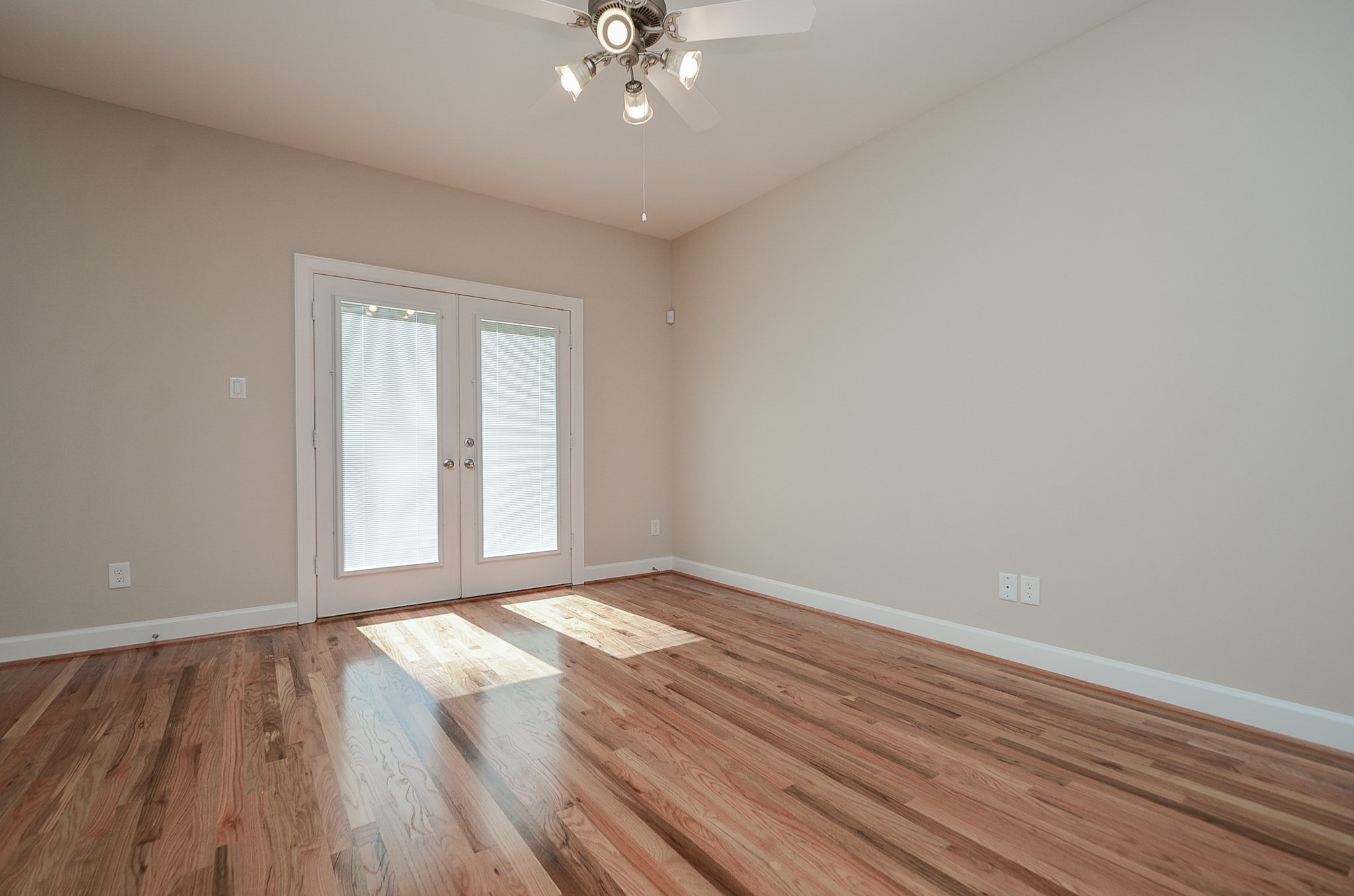 924 E 39th Street Property Photo 8