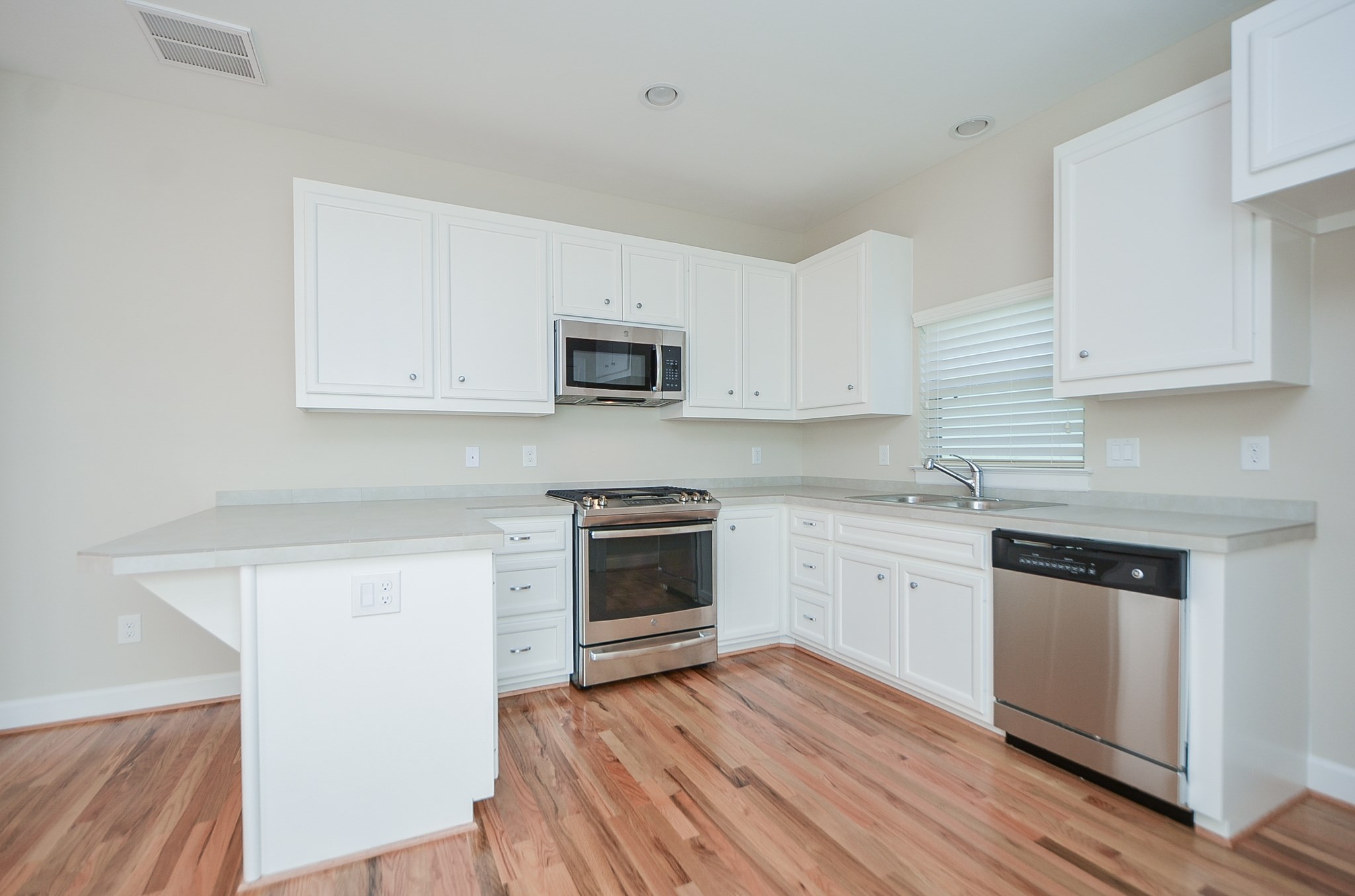 924 E 39th Street Property Photo 10