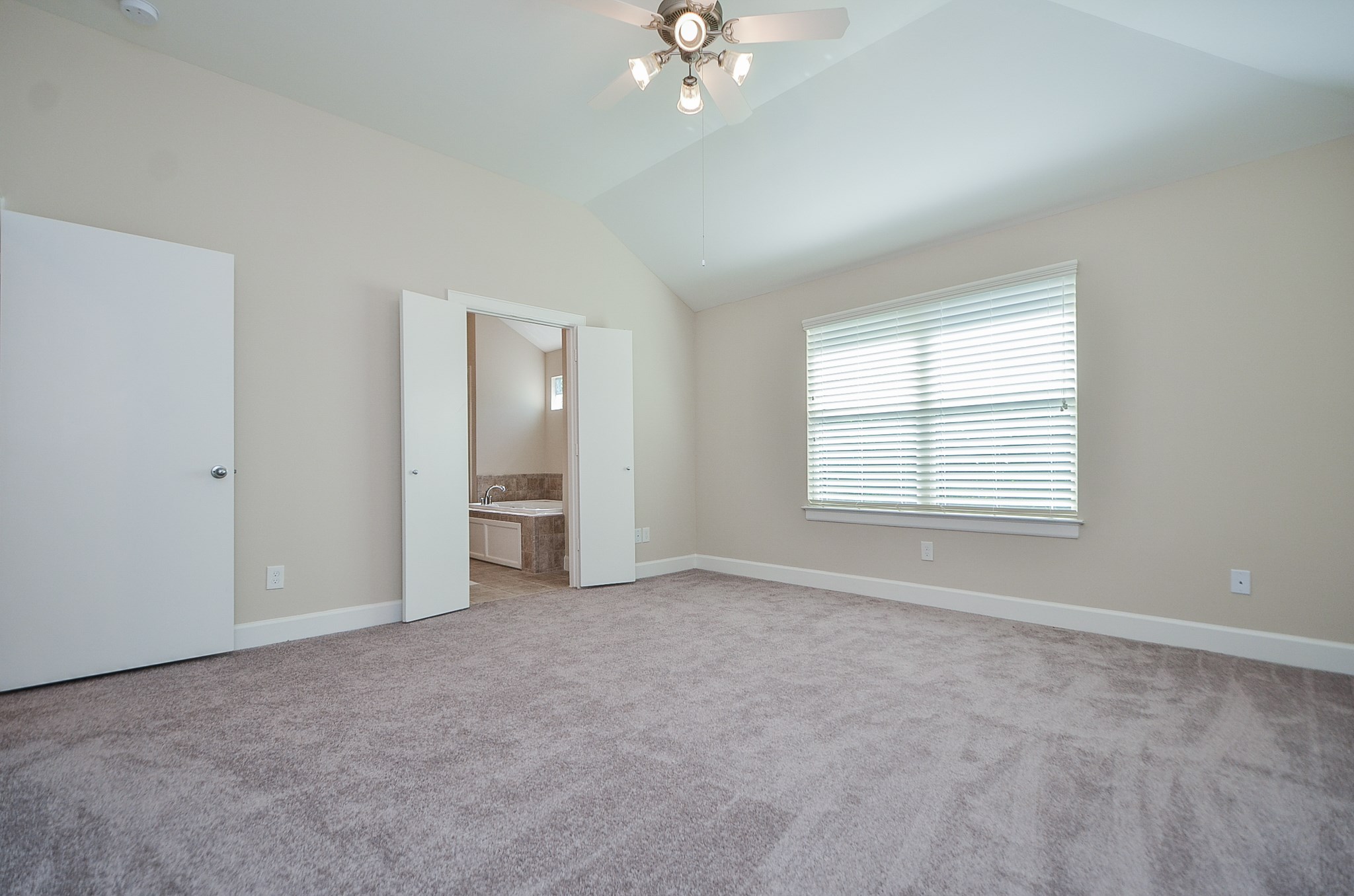 924 E 39th Street Property Photo 16