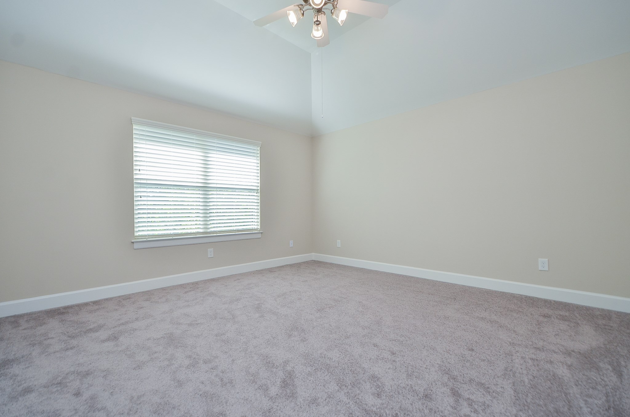 924 E 39th Street Property Photo 19