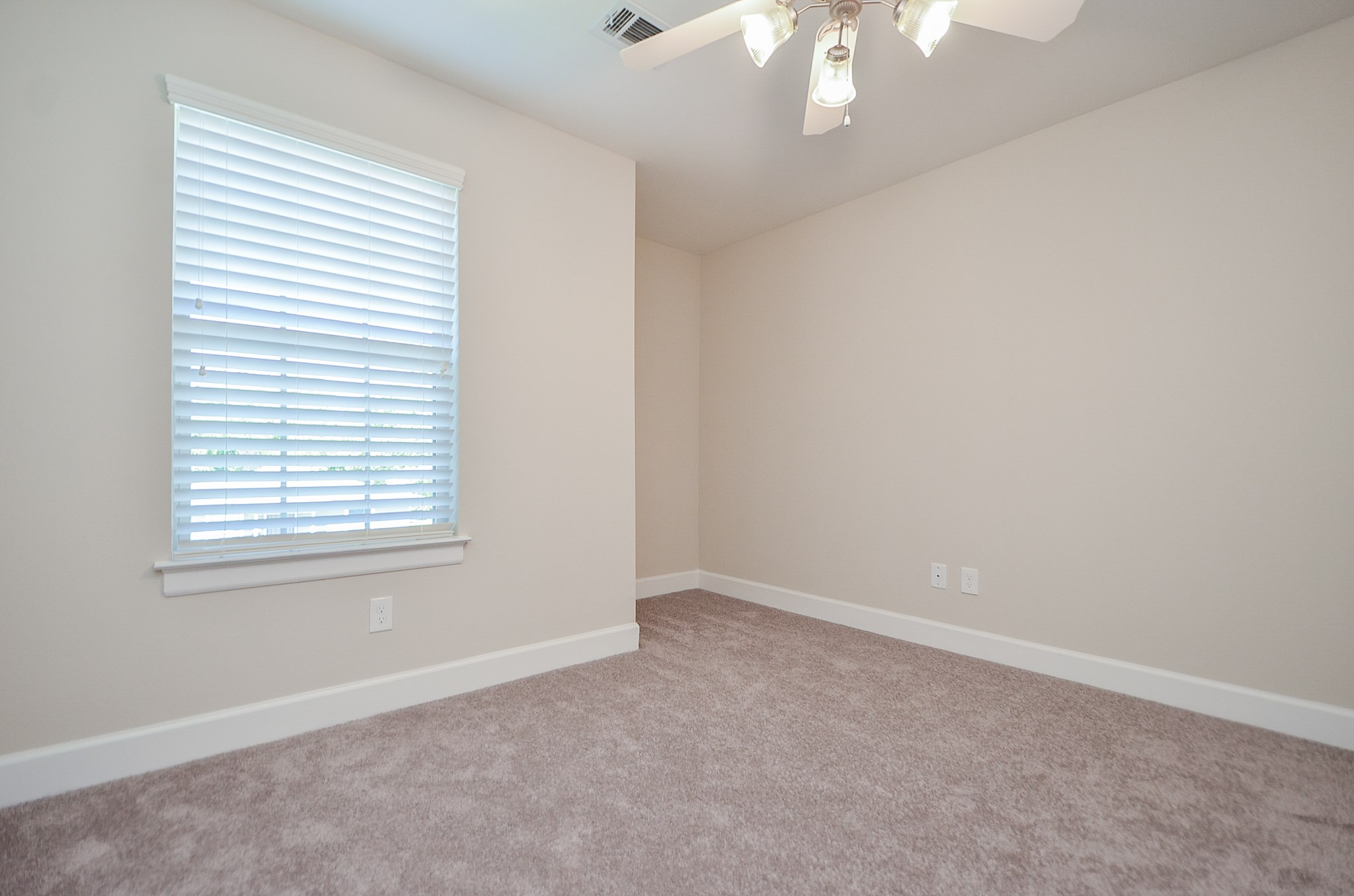 924 E 39th Street Property Photo 28