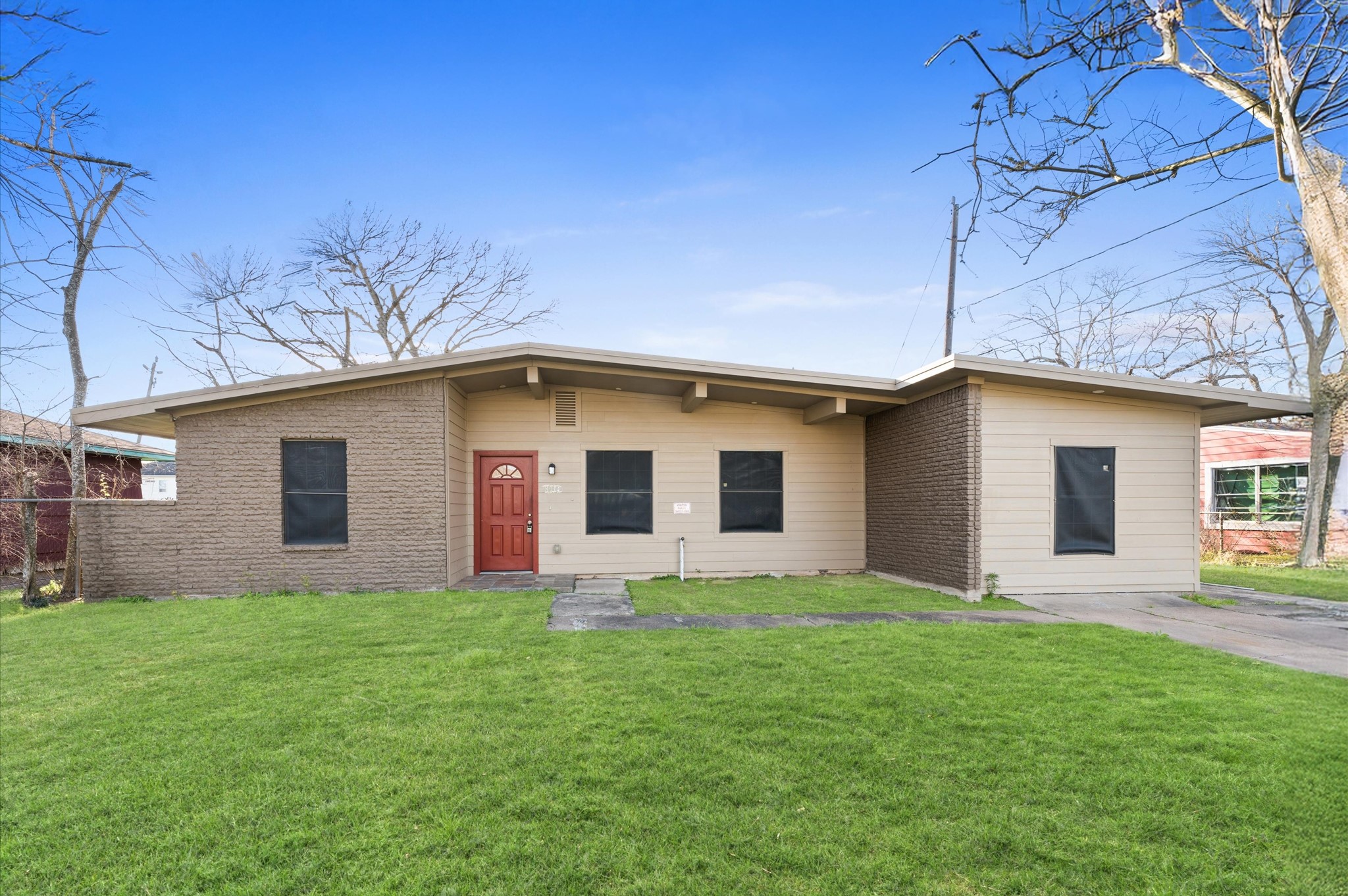 8914 Vinearbor Street Property Photo 1