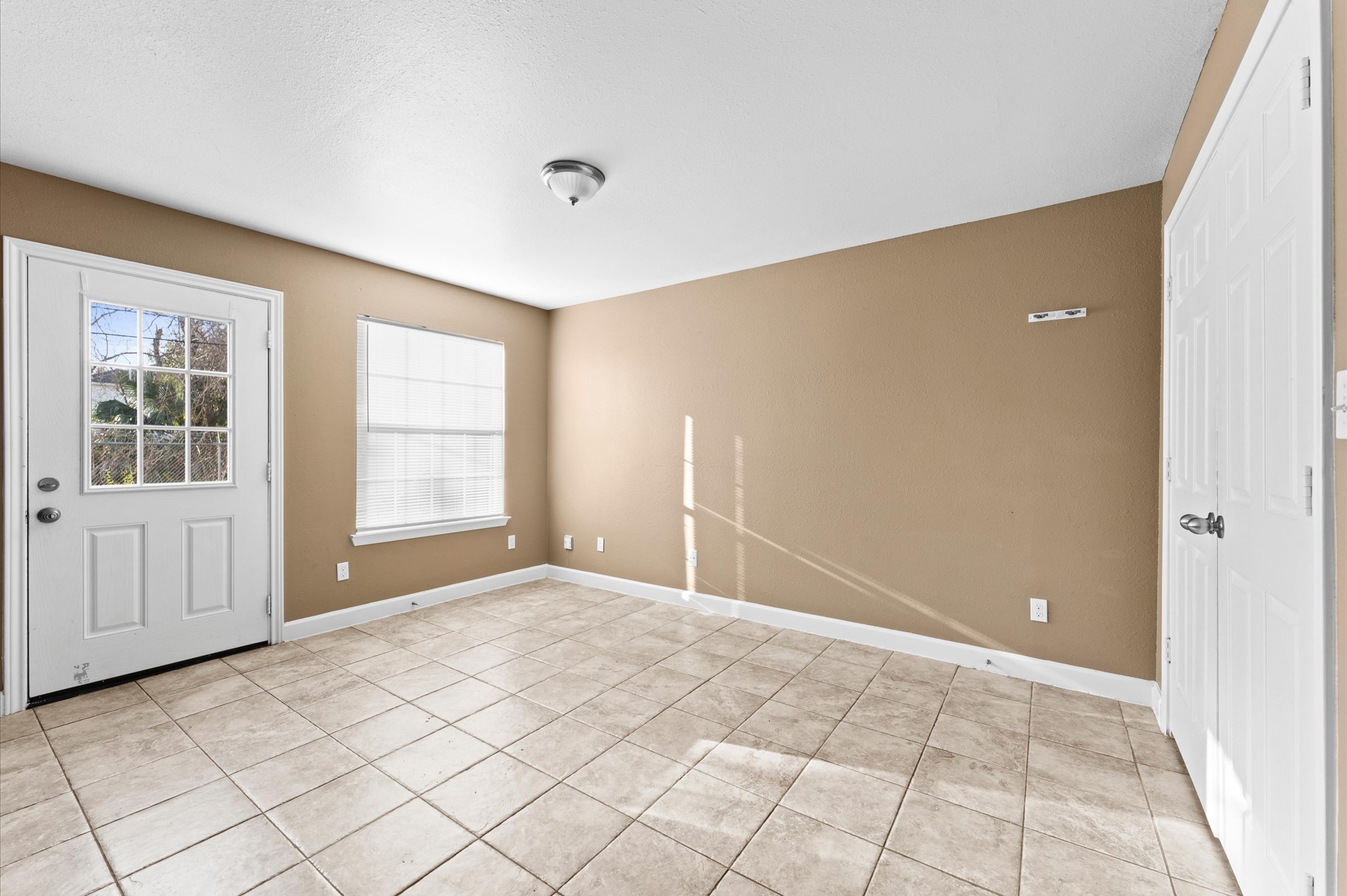 8914 Vinearbor Street Property Photo 3