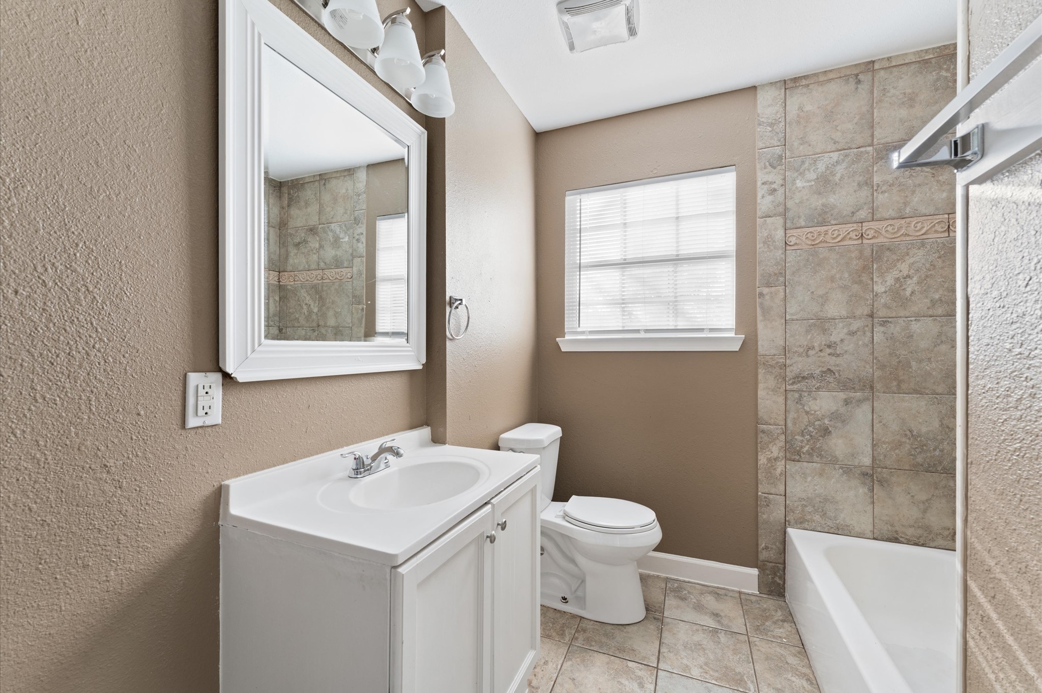 8914 Vinearbor Street Property Photo 12