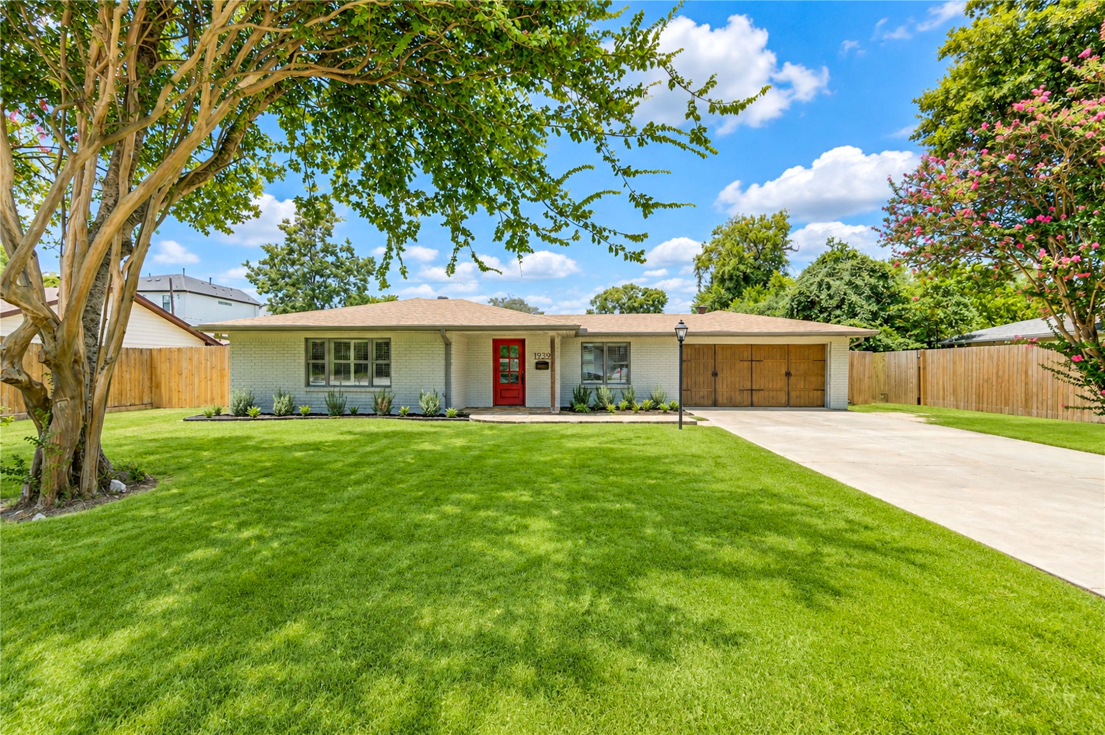 1939 Wycliffe Drive Property Photo 2