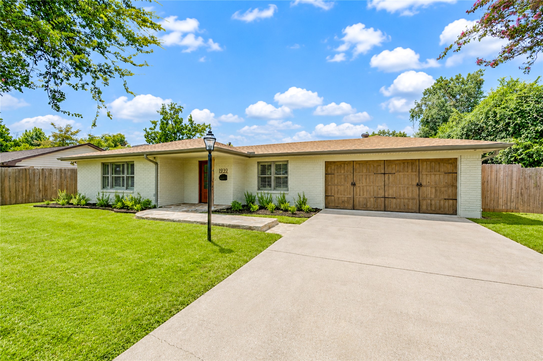 1939 Wycliffe Drive Property Photo 3