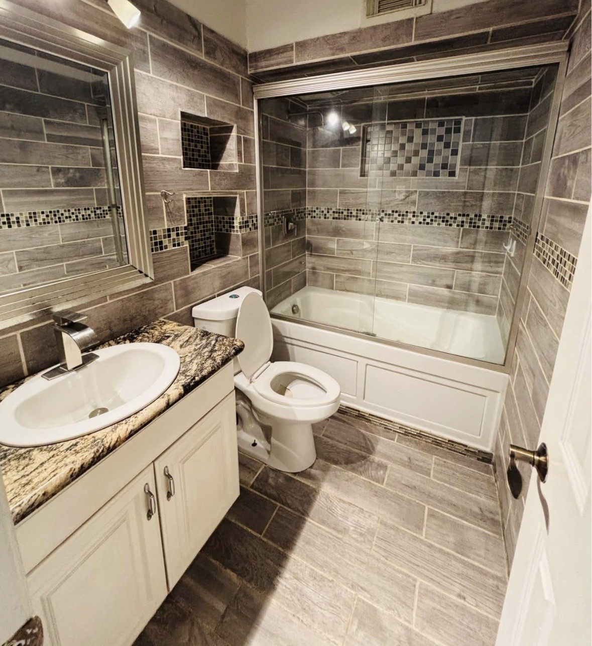 19423 Cypress Bay Property Photo 7