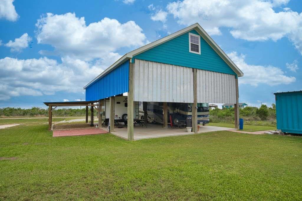 6194 S South Shore Street, Sargent TX 77414 Property Photo 1