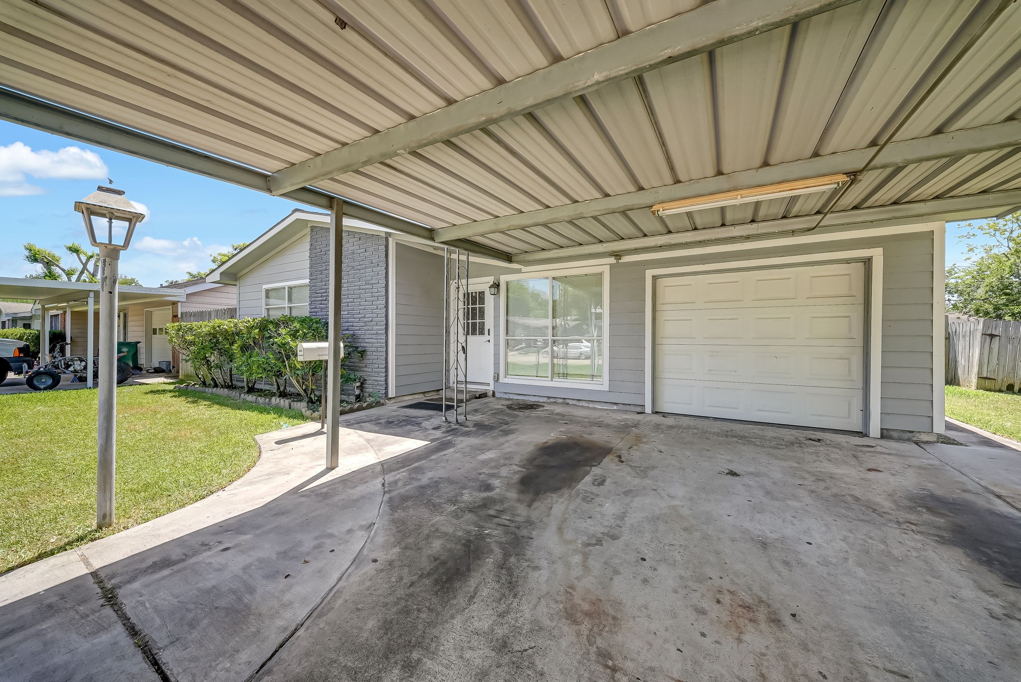 3302 Longwood Drive Property Photo 2