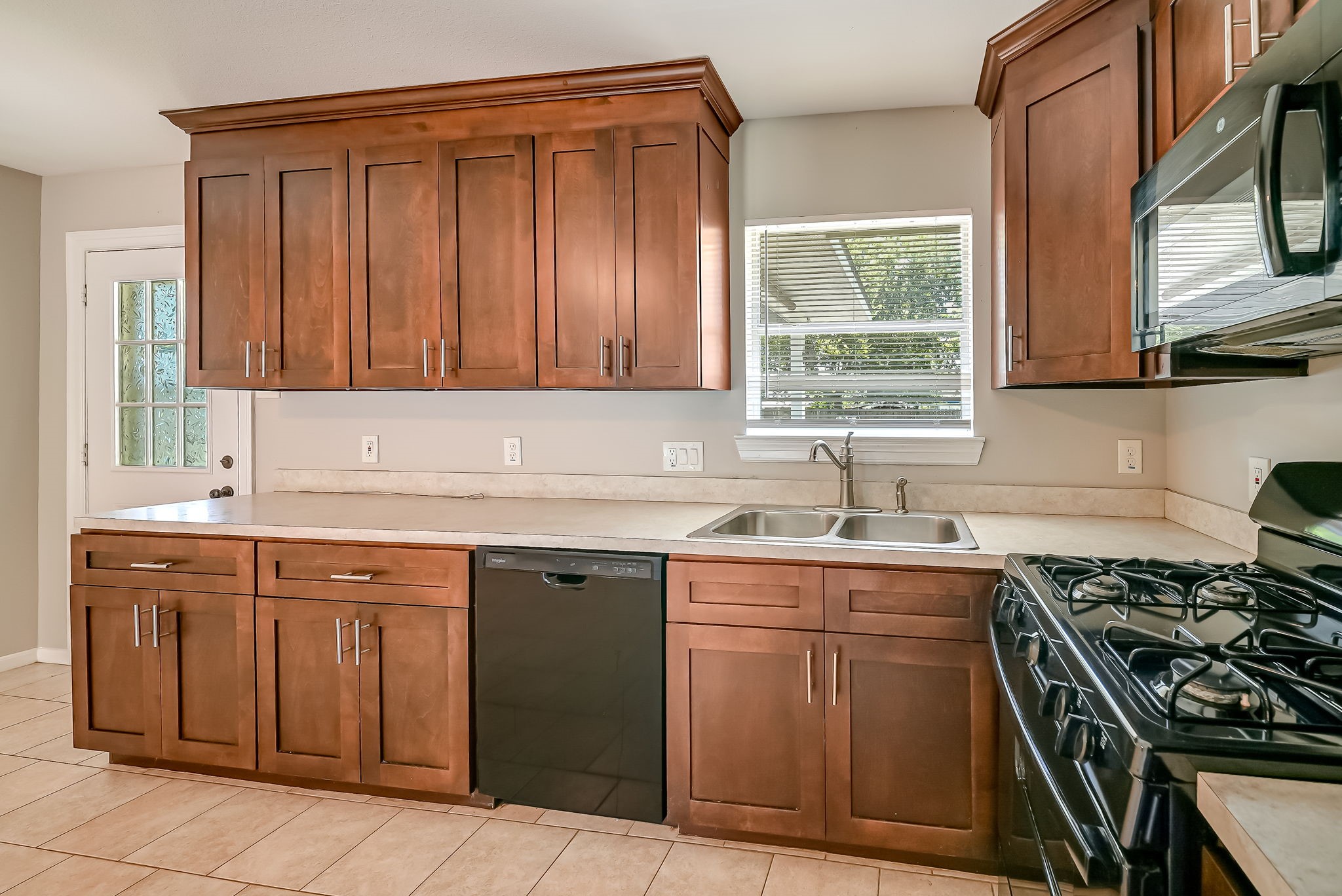 3302 Longwood Drive Property Photo 4