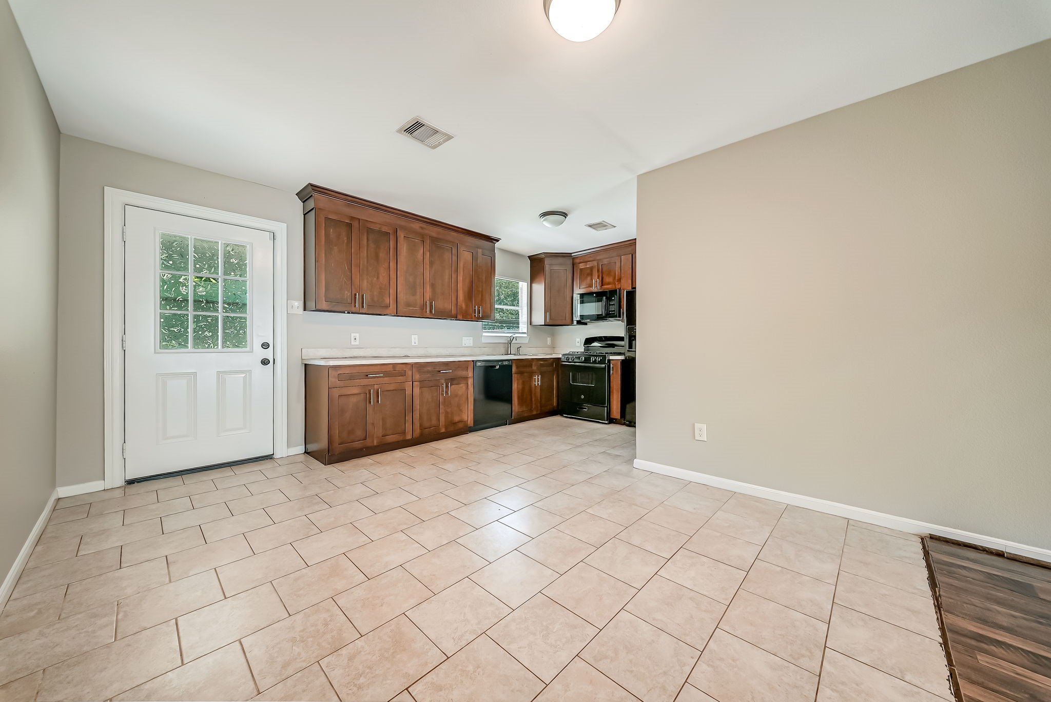 3302 Longwood Drive Property Photo 8